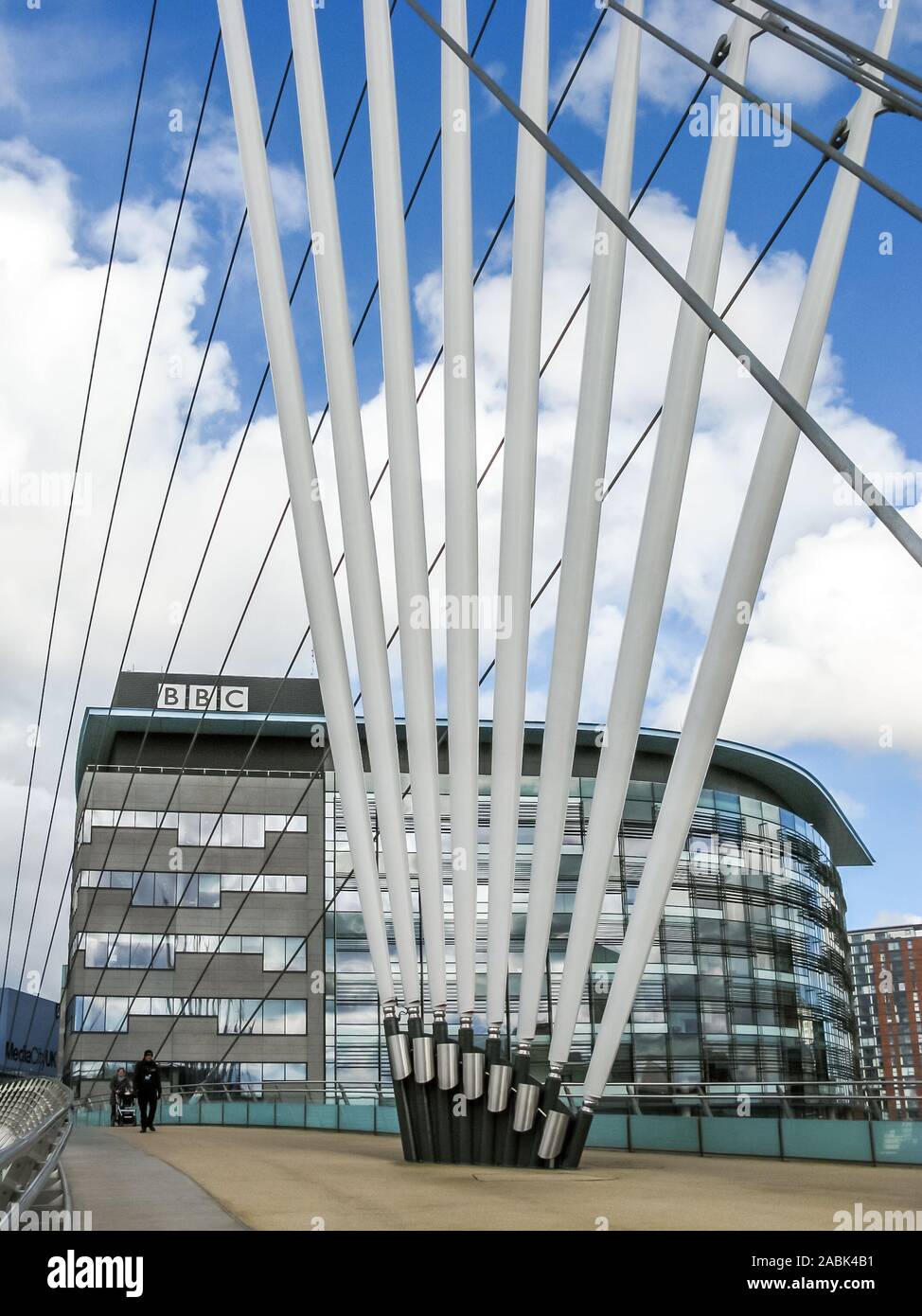 Passerelle et BBC bâtiment de bureaux, MediaCityUK, Salford Quays, Manchester, Angleterre, RU Banque D'Images