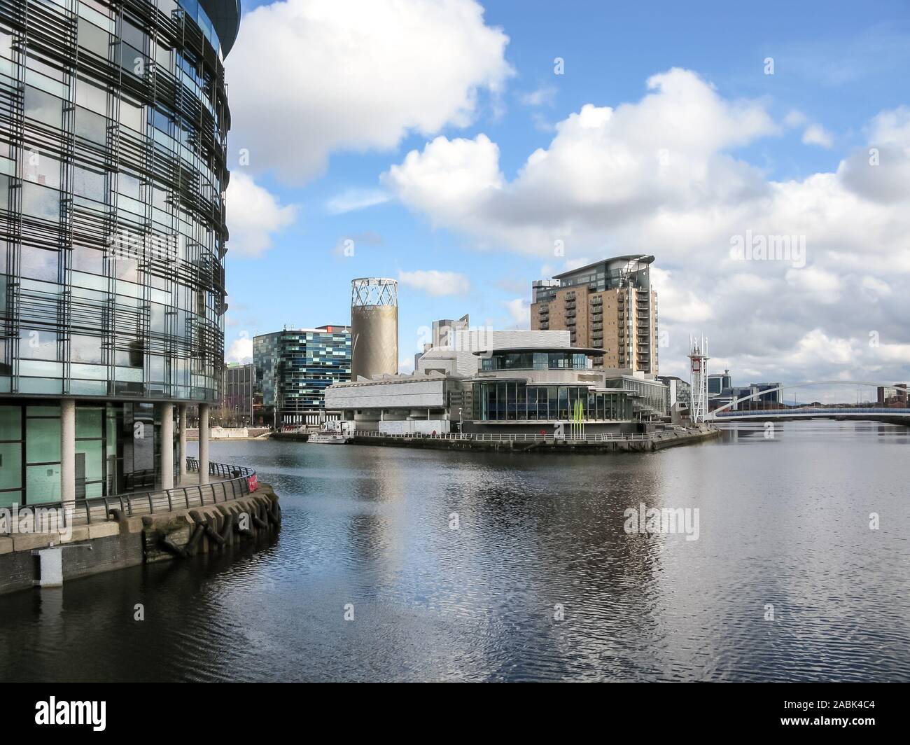 Manchester Ship Canal et le Lowry Theatre and Arts Centre, les quais, Salford, Manchester, Angleterre, RU Banque D'Images