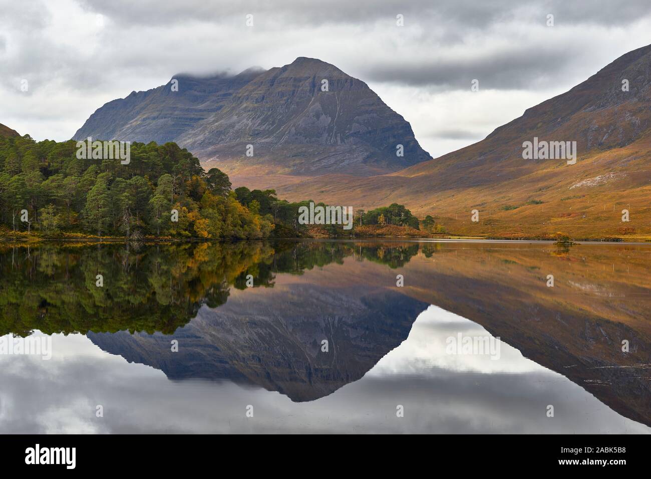 Liathach reflétée dans le Loch Torridon, Clair, Wester Ross, Highland, Scotland Banque D'Images