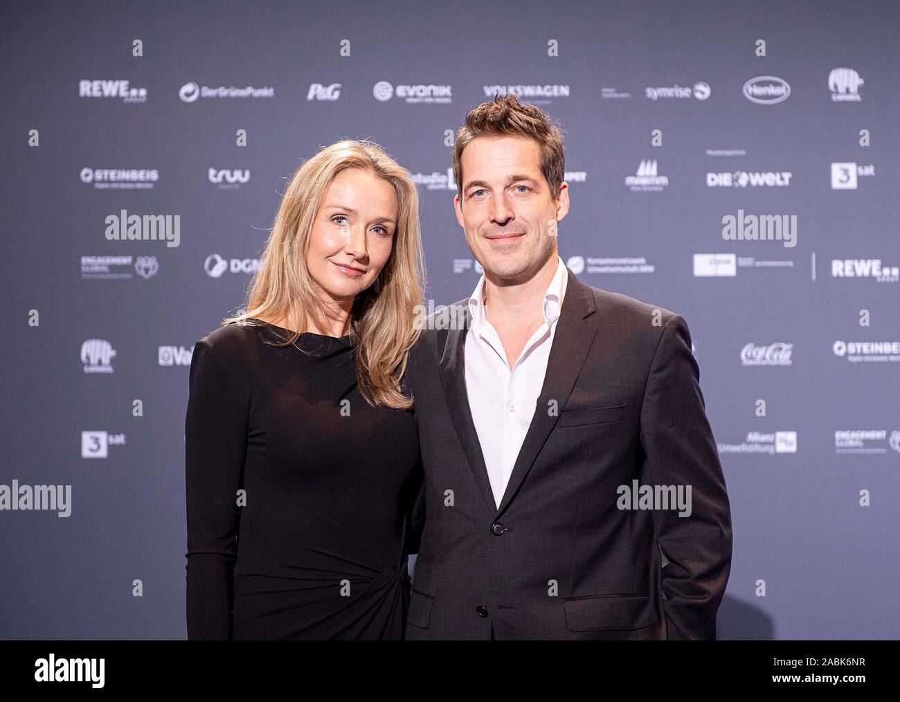 Alexandra COUSTEAU (l'écologiste) avec mari allemand Fritz NEUMEYER cérémonie le 22 novembre 1919 à Düsseldorf/Allemagne. Dans le monde d'utilisation | Banque D'Images