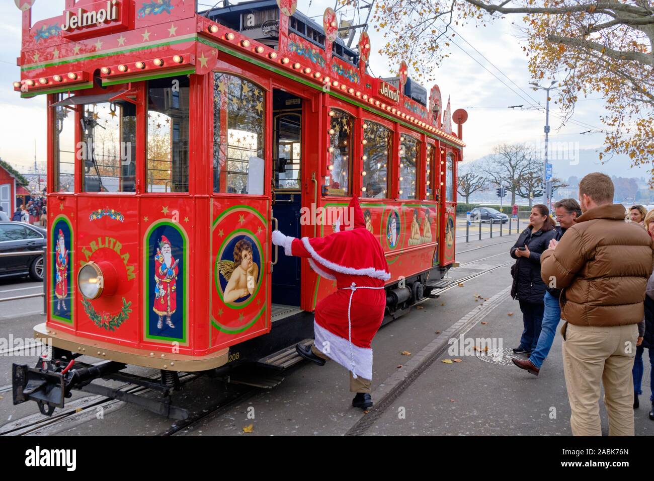 Le Père Noël à bord de l'Marlitram le tramway, un tramway de fête Noël  décoration à Zurich, Suisse, le 26 novembre, 2019 Photo Stock - Alamy