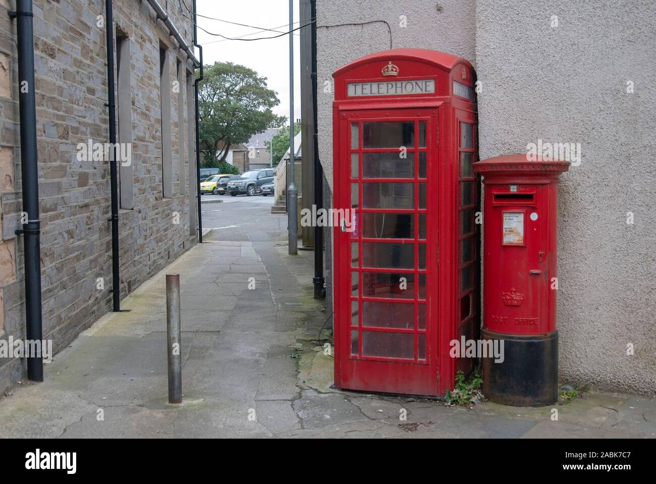 Deux icônes de la boîte de courrier électronique et téléphone rouge fort Bridge Street Kirkwall Orkney continentale vintage rouge iconique verre fonte BT British Telecom gène GPO Banque D'Images