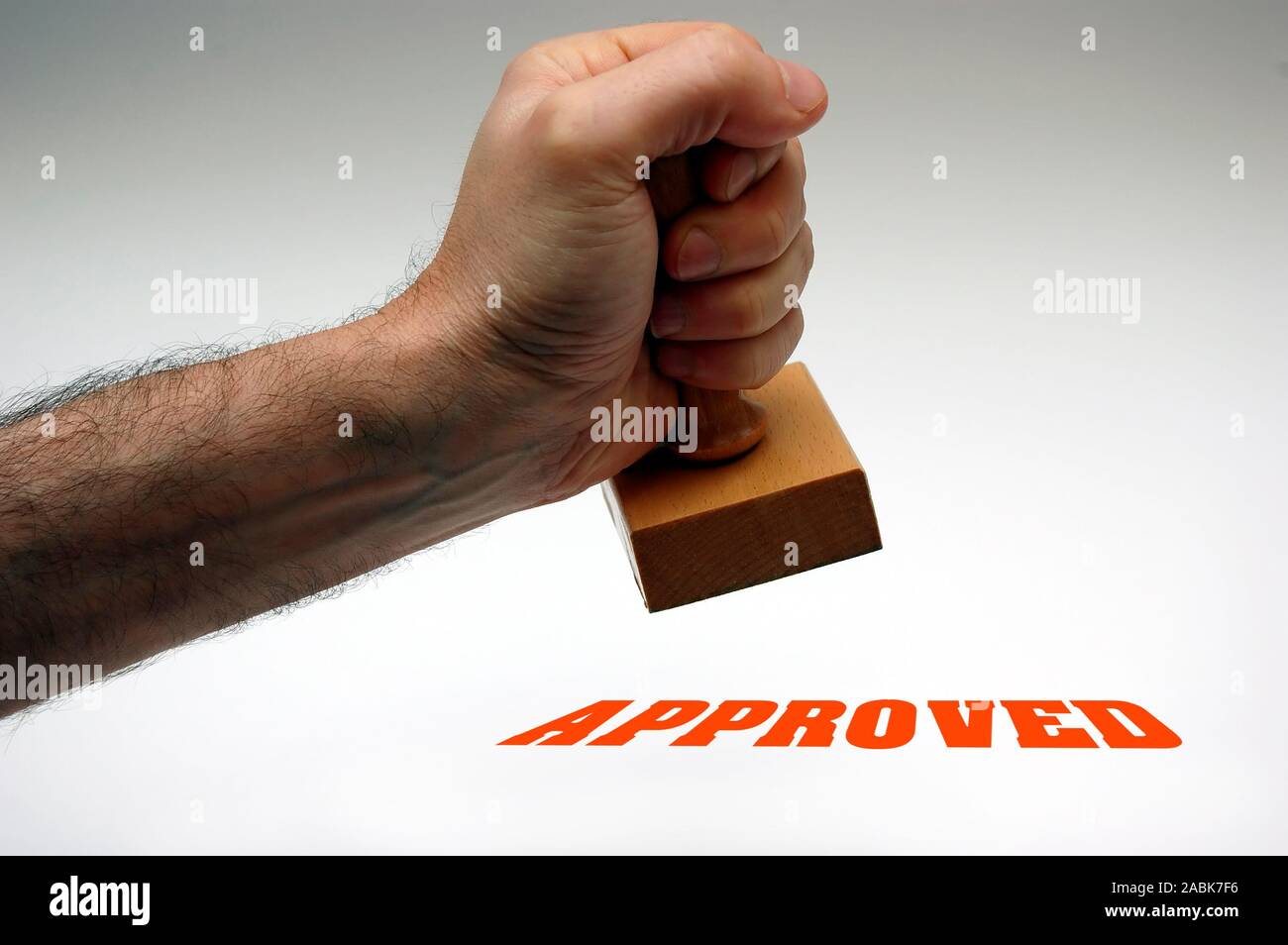 Le mot d'estampillage main mâle approuvé avec un tampon de caoutchouc Banque D'Images