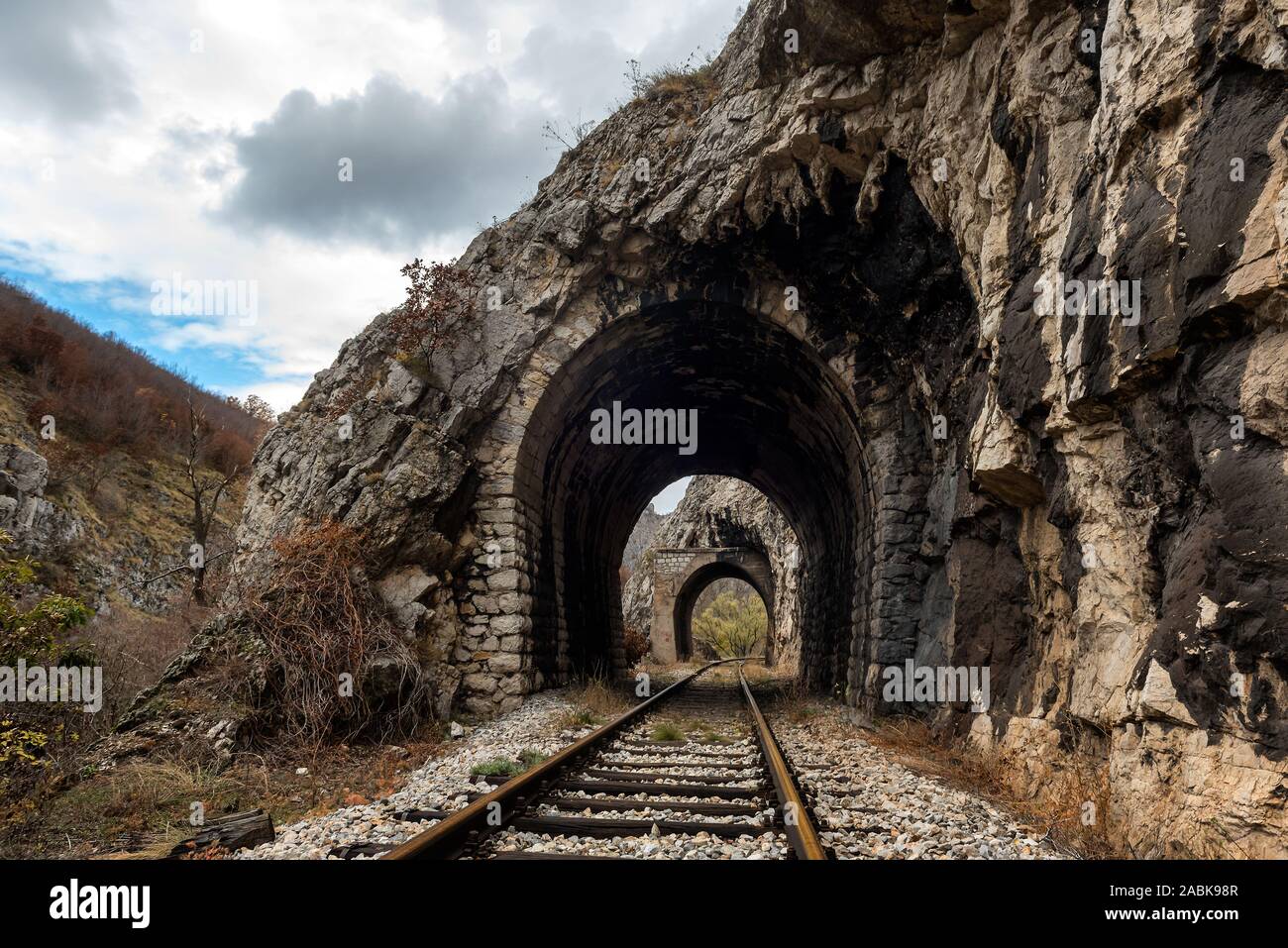 abandoned-train-tunnel-banque-de-photographies-et-d-images-haute