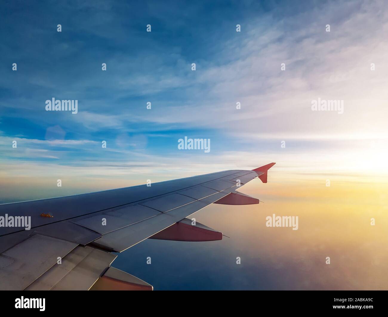 Ciel coucher de soleil vu à travers de la fenêtre, la fenêtre de l'avion avion Voyages et vacances. Banque D'Images