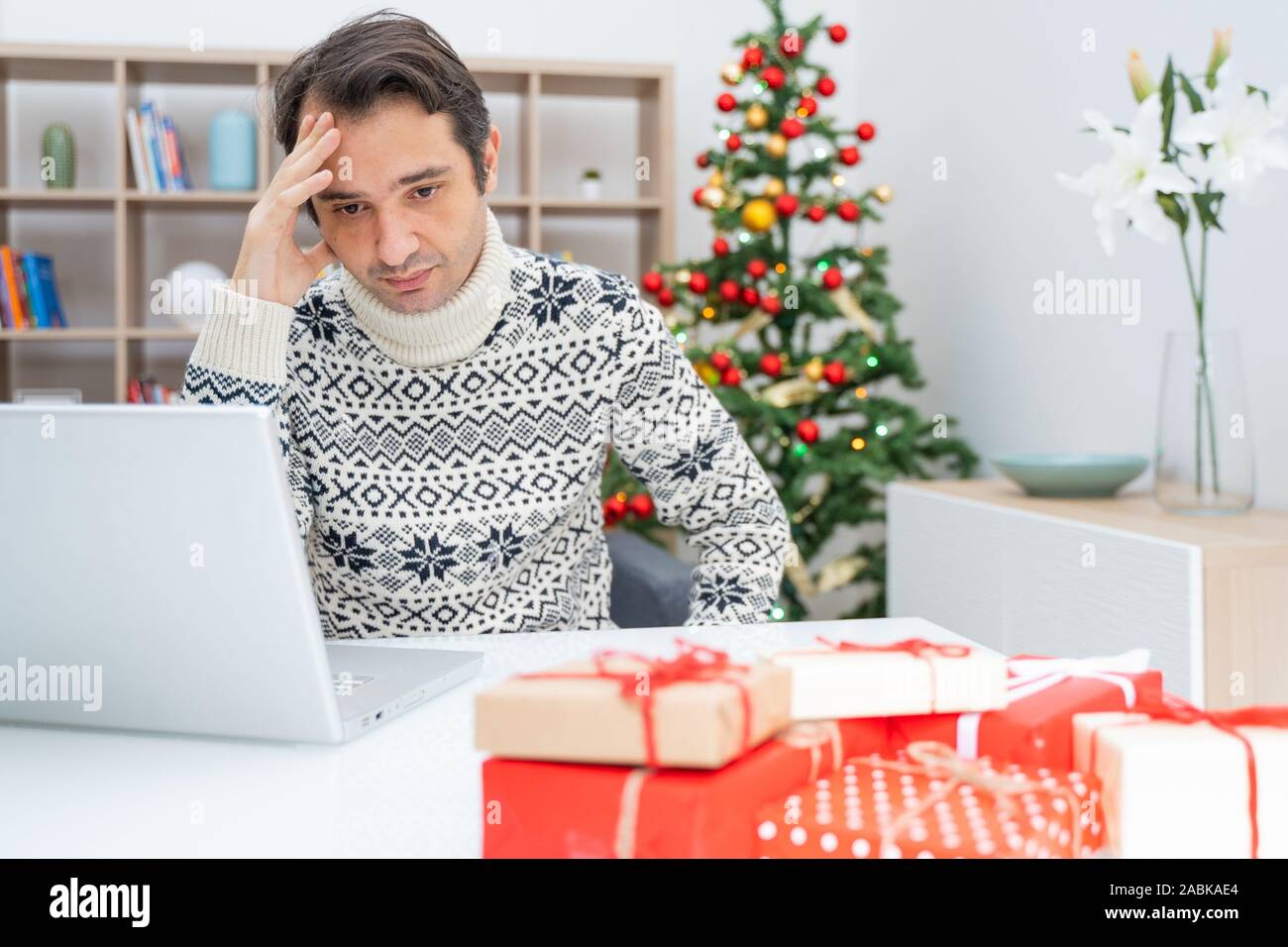Portrait of a man sans argent pour cadeau de Noël Photo Stock - Alamy