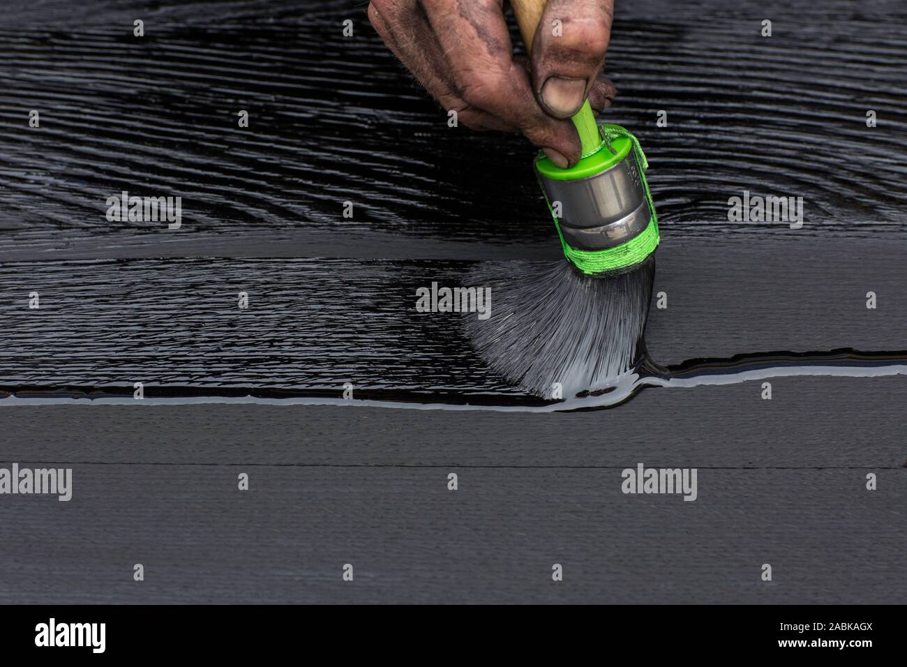 Finition à la main sale et l'huilage brûlé shou sugi ban black oak wood avec un pinceau en bois noir. matériel. Le grain, la texture. Matt et finition brillante. O Banque D'Images