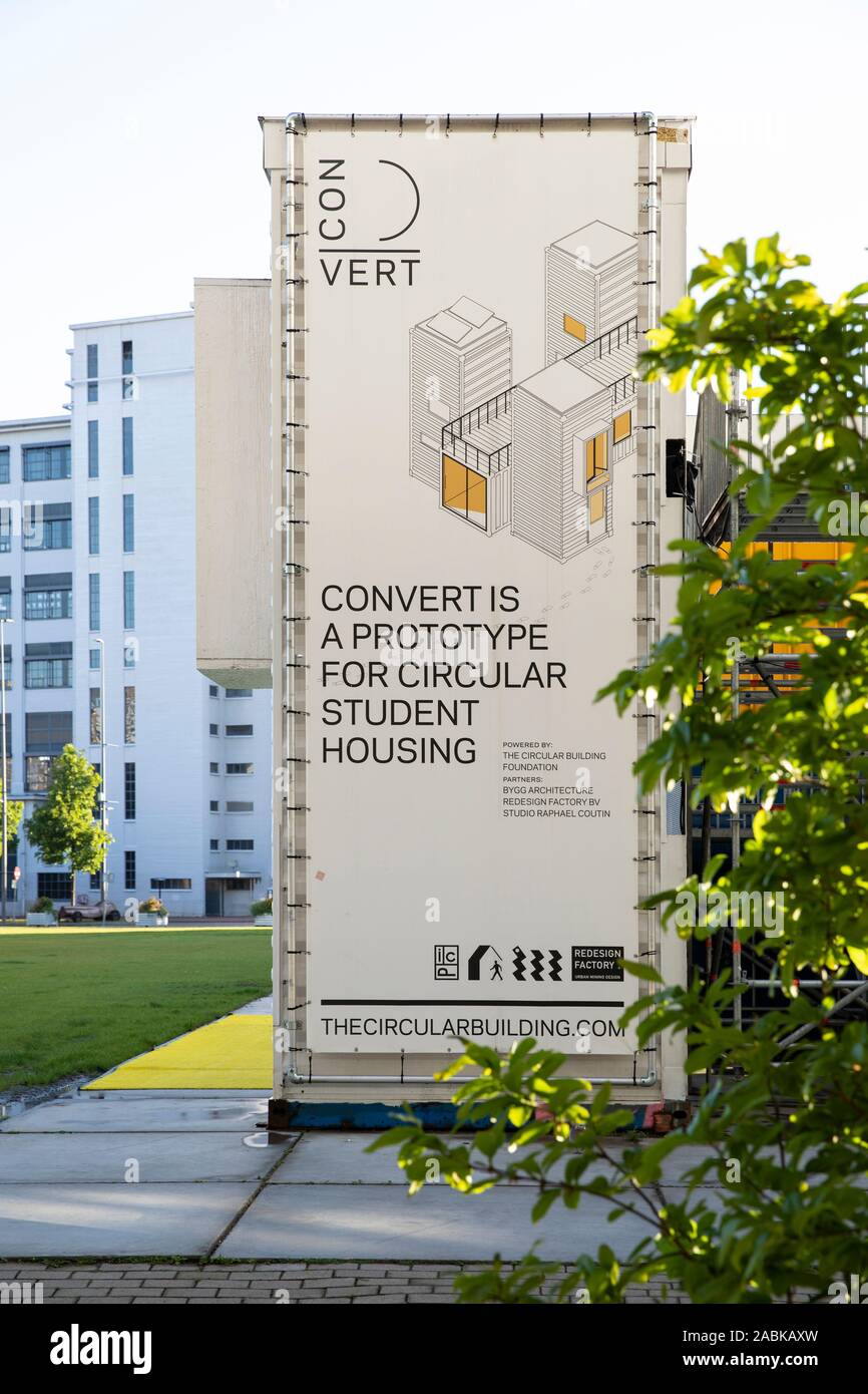 Eindhoven (Pays-Bas), 4 mai 2019. Vue de l'auto concept intégré pour le logement étudiant temporaire avec un conteneur à Strijp S et dans le Banque D'Images