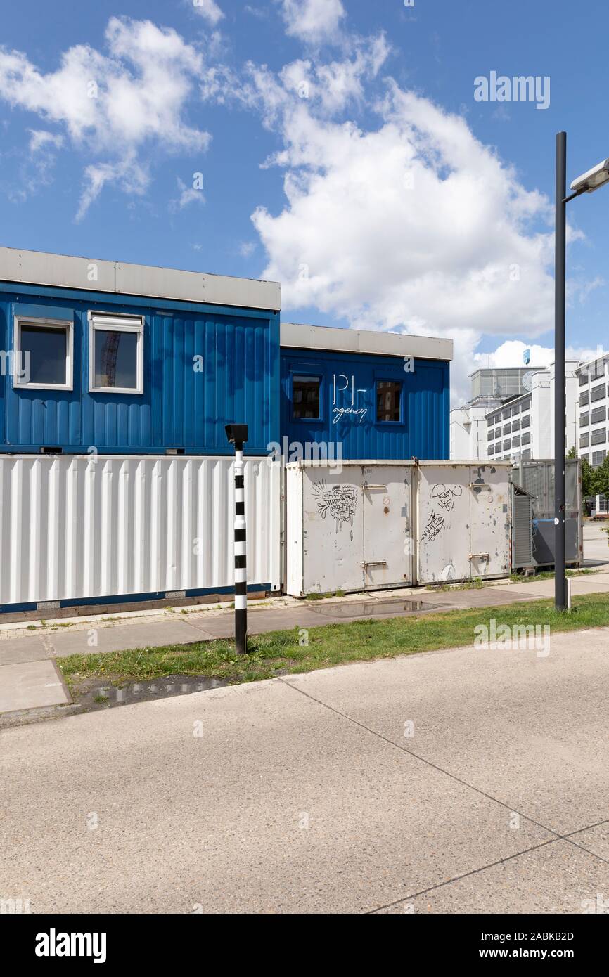 Eindhoven (Pays-Bas), 4 mai 2019. Vue sur l'auto construit d'expédition temporaire Plug-in city ville sur Strijp S, avec en arrière-plan le Banque D'Images