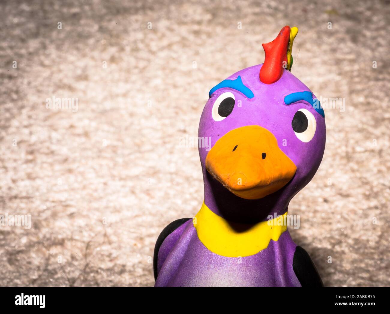 Jouet Dinosaure Mignon Bebe Isole Sur Fond Beige Photo Stock Alamy