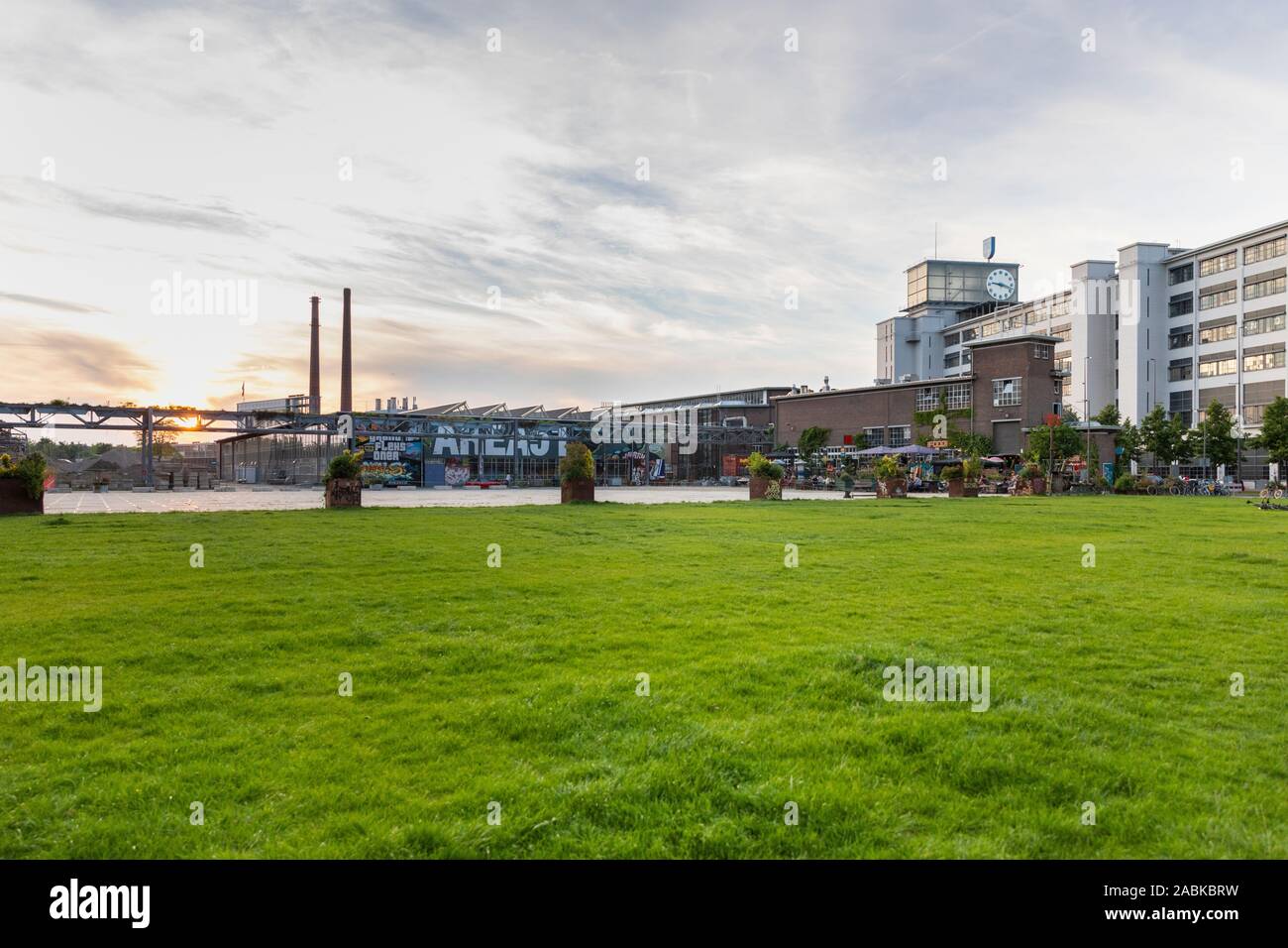 Eindhoven (Pays-Bas), le 1 juin 2019. Le grassfield à côté de l'ketelhuisplein et l'klokgebouw en arrière-plan sur Strijp S pendant le coucher du soleil Banque D'Images
