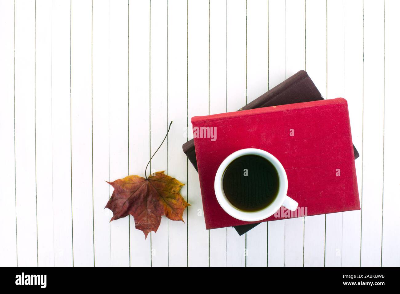 Livre rouge et blanc tasse de café sur le vintage white background.froid et de l'humeur d'automne Banque D'Images