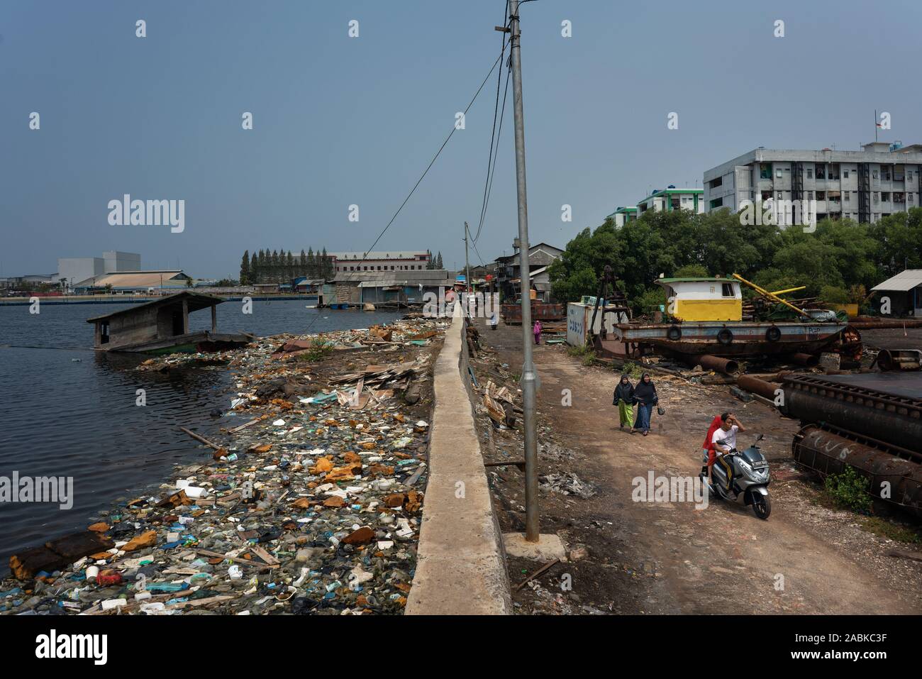 https://c8.alamy.com/compfr/2abkc3f/jakarta-indonesie-18-oct-2019-un-mur-pour-proteger-le-quartier-de-muara-baru-la-region-est-au-dessous-du-niveau-de-la-mer-et-est-frequemment-touche-par-les-inondations-dpa-la-mer-le-mur-et-le-pouvoir-de-detruire-la-nature-credit-fauzan-ijazah-dpa-alamy-live-news-2abkc3f.jpg