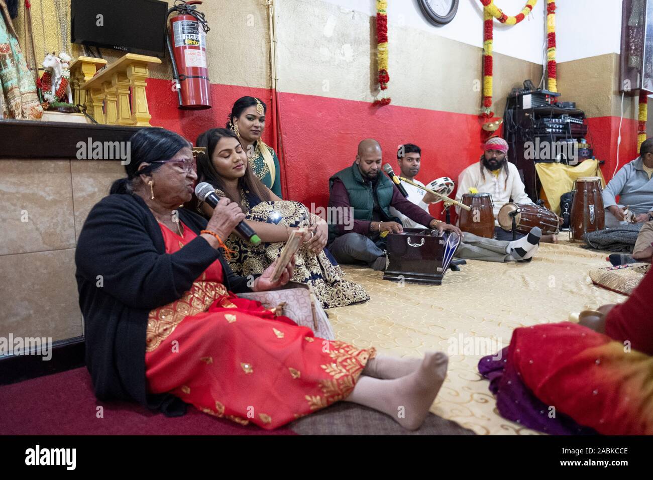 Un groupe de dévots hindous chanter prières tout en célébrant l'Jiyanthi Bhairav Kahl, une maison de vacances à une forme de Seigneur Shiva. Dans le Queens, New York. Banque D'Images