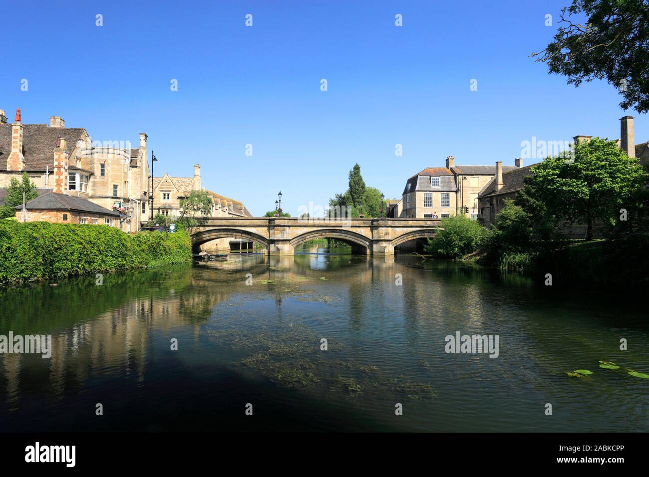 La pierre pont routier sur la rivière Welland, Stamford town ; ; ; l'Angleterre Lincolnshire UK Banque D'Images