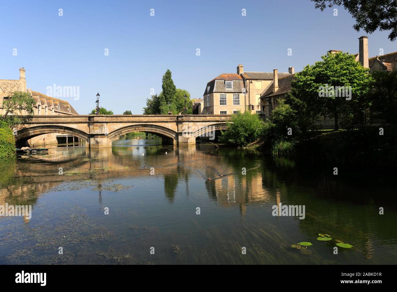 La pierre pont routier sur la rivière Welland, Stamford town ; ; ; l'Angleterre Lincolnshire UK Banque D'Images