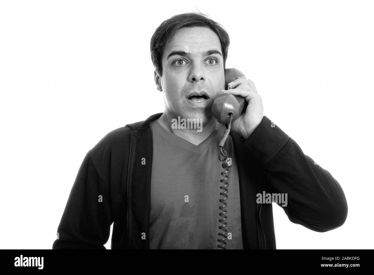 Close up of young man persan vieux téléphone tout en regardant choqué Banque D'Images