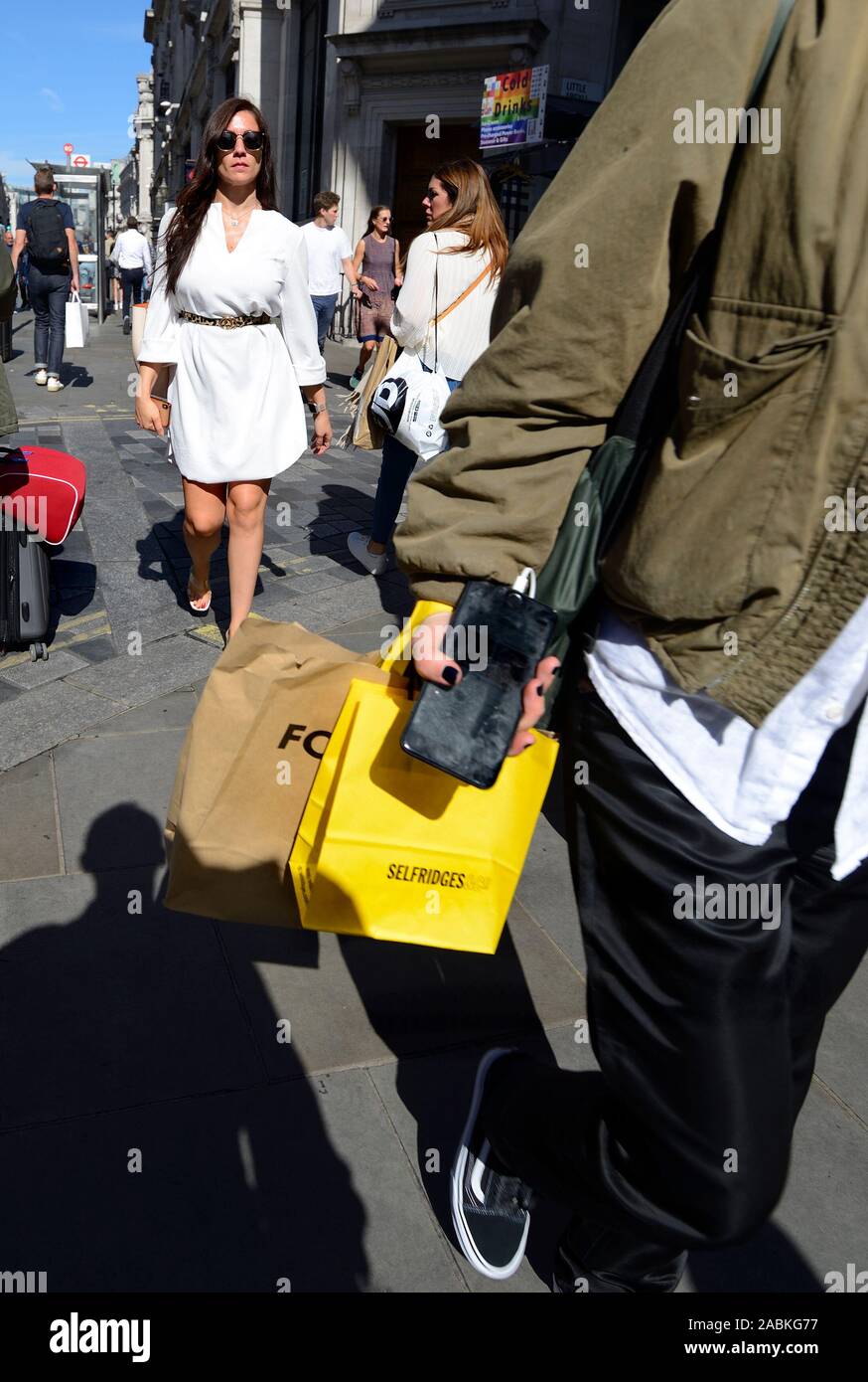 Londres, Angleterre, Royaume-Uni. Femme vêtue de blanc shopping dans Regent Street Banque D'Images