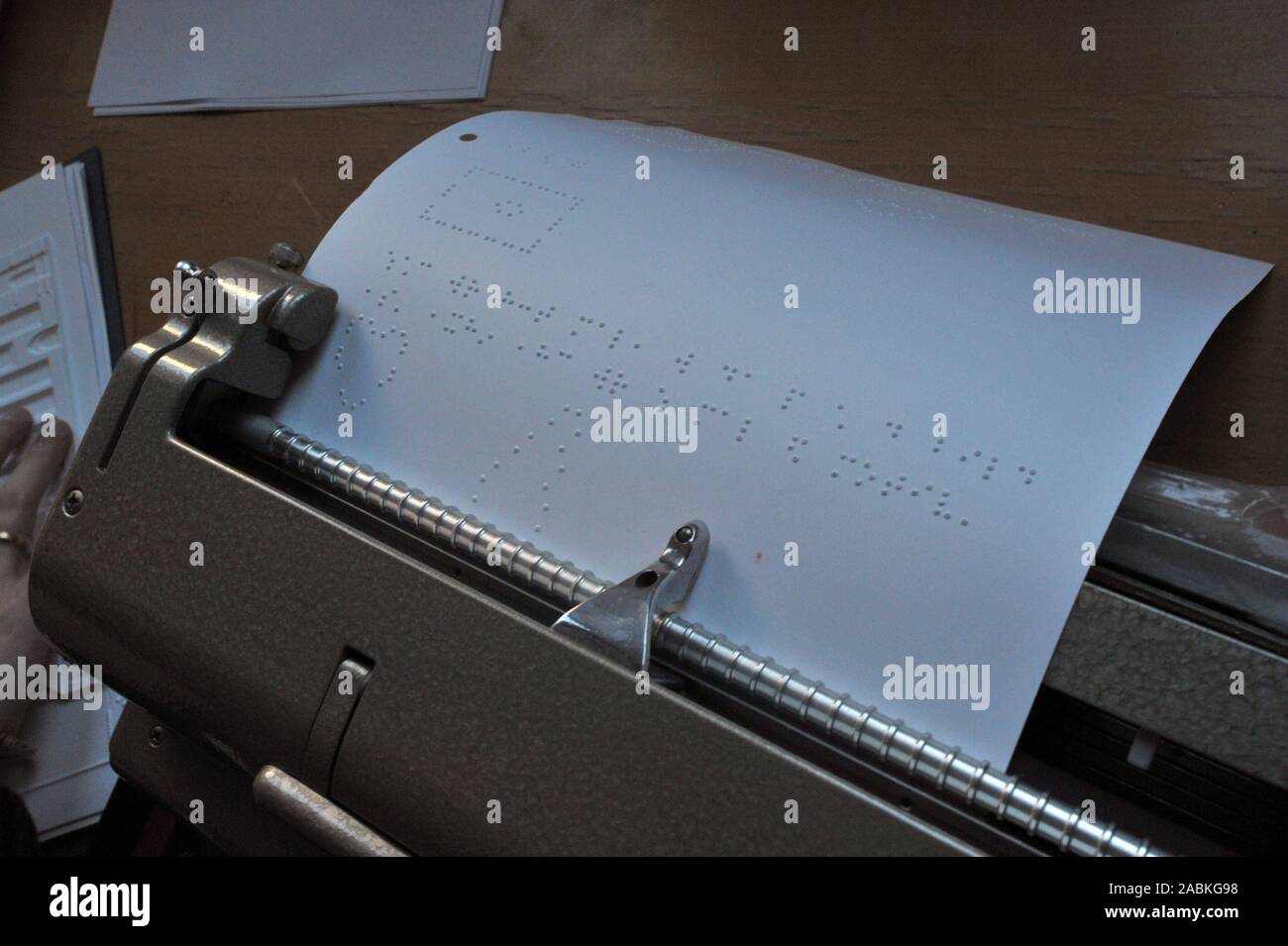 Au Centre pour les aveugles et malvoyants à Vaterstetten, professeur d'école pour les aveugles, Mme Paukowitsch, montre Braille avec les différentes aides. [Traduction automatique] Banque D'Images