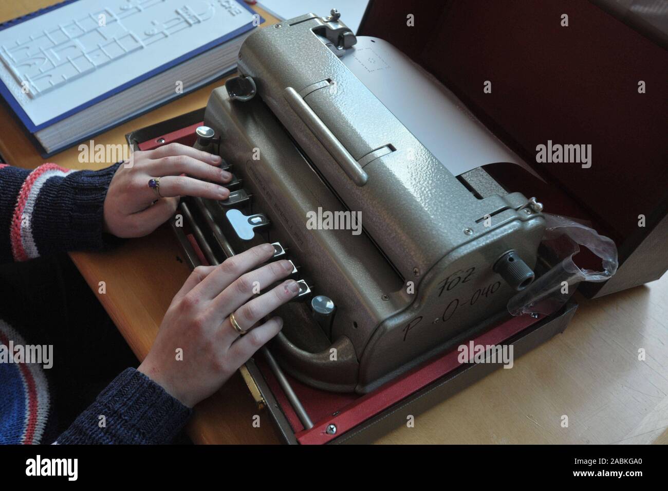 Au Centre pour les aveugles et malvoyants à Vaterstetten, professeur d'école pour les aveugles, Mme Paukowitsch, montre Braille avec les différentes aides. [Traduction automatique] Banque D'Images