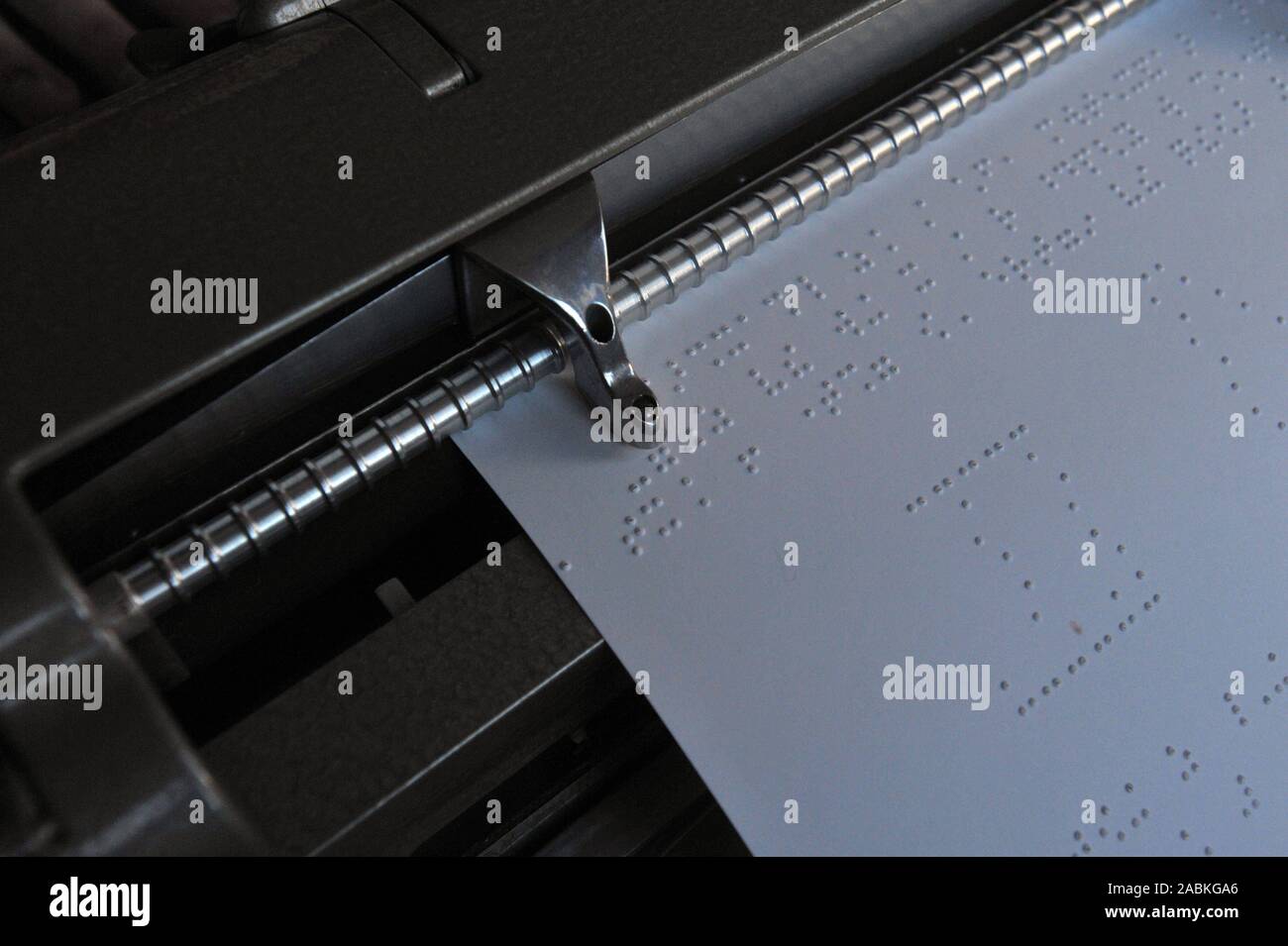 Au Centre pour les aveugles et malvoyants à Vaterstetten, professeur d'école pour les aveugles, Mme Paukowitsch, montre Braille avec les différentes aides. [Traduction automatique] Banque D'Images