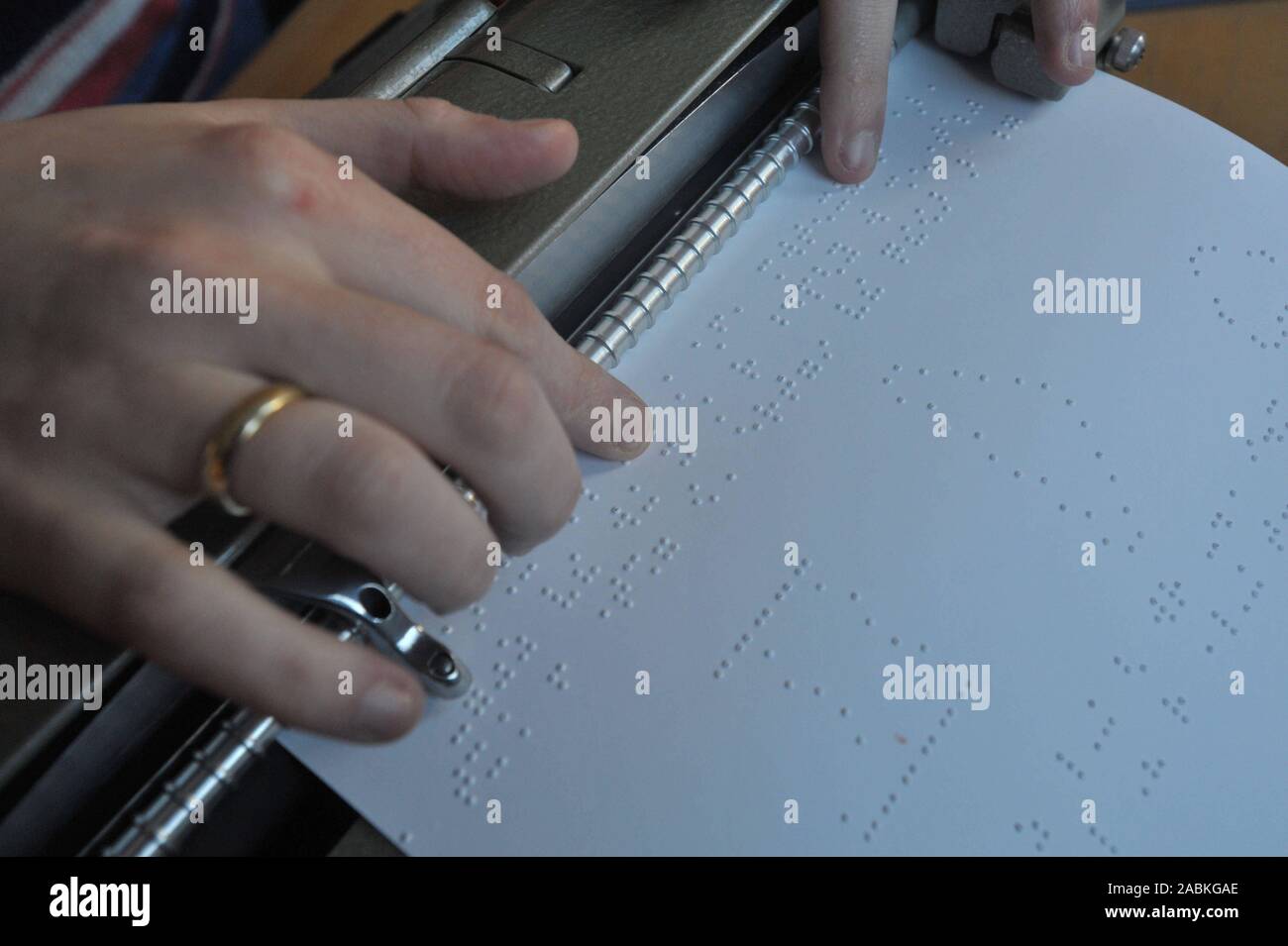 Au Centre pour les aveugles et malvoyants à Vaterstetten, professeur d'école pour les aveugles, Mme Paukowitsch, montre Braille avec les différentes aides. [Traduction automatique] Banque D'Images