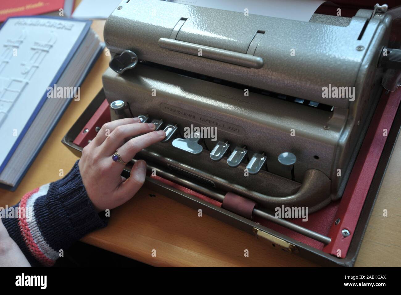 Au Centre pour les aveugles et malvoyants à Vaterstetten, professeur d'école pour les aveugles, Mme Paukowitsch, montre Braille avec les différentes aides. [Traduction automatique] Banque D'Images