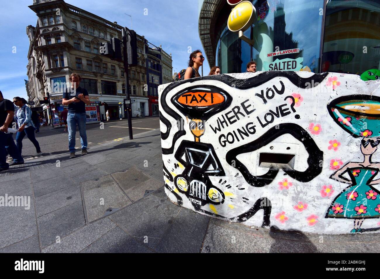 Londres, Angleterre, Royaume-Uni. Graffiti (par Charlotte Posner) sur les bornes de la circulation dans la région de Leicester Square - chauffeur de taxi 'Où allez-vous l'amour ?" Banque D'Images