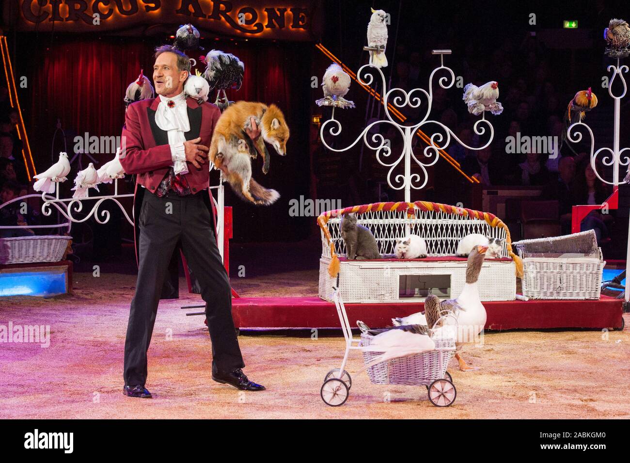 Junior Krenzola avec son petit animal revue au Circus Krone à Munich. [Traduction automatique] Banque D'Images