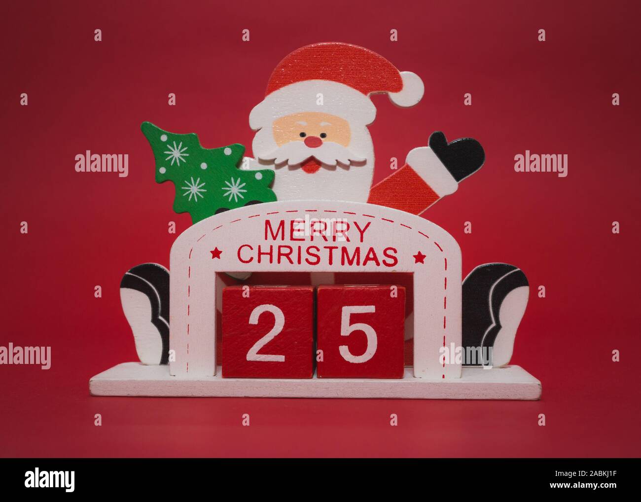 Père Noël avec 25 jours jusqu'à Noël avec un calendrier style vintage contre fond rouge Banque D'Images