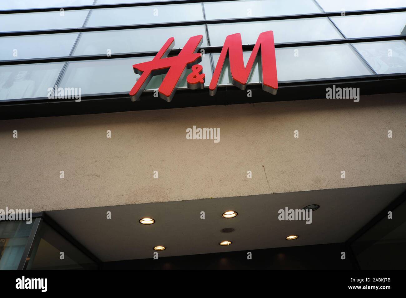 Branche de la chaîne suédoise H et M (Hennes et Mauritz) à Kaufingerstrasse 18 dans la zone piétonne de Munich. [Traduction automatique] Banque D'Images