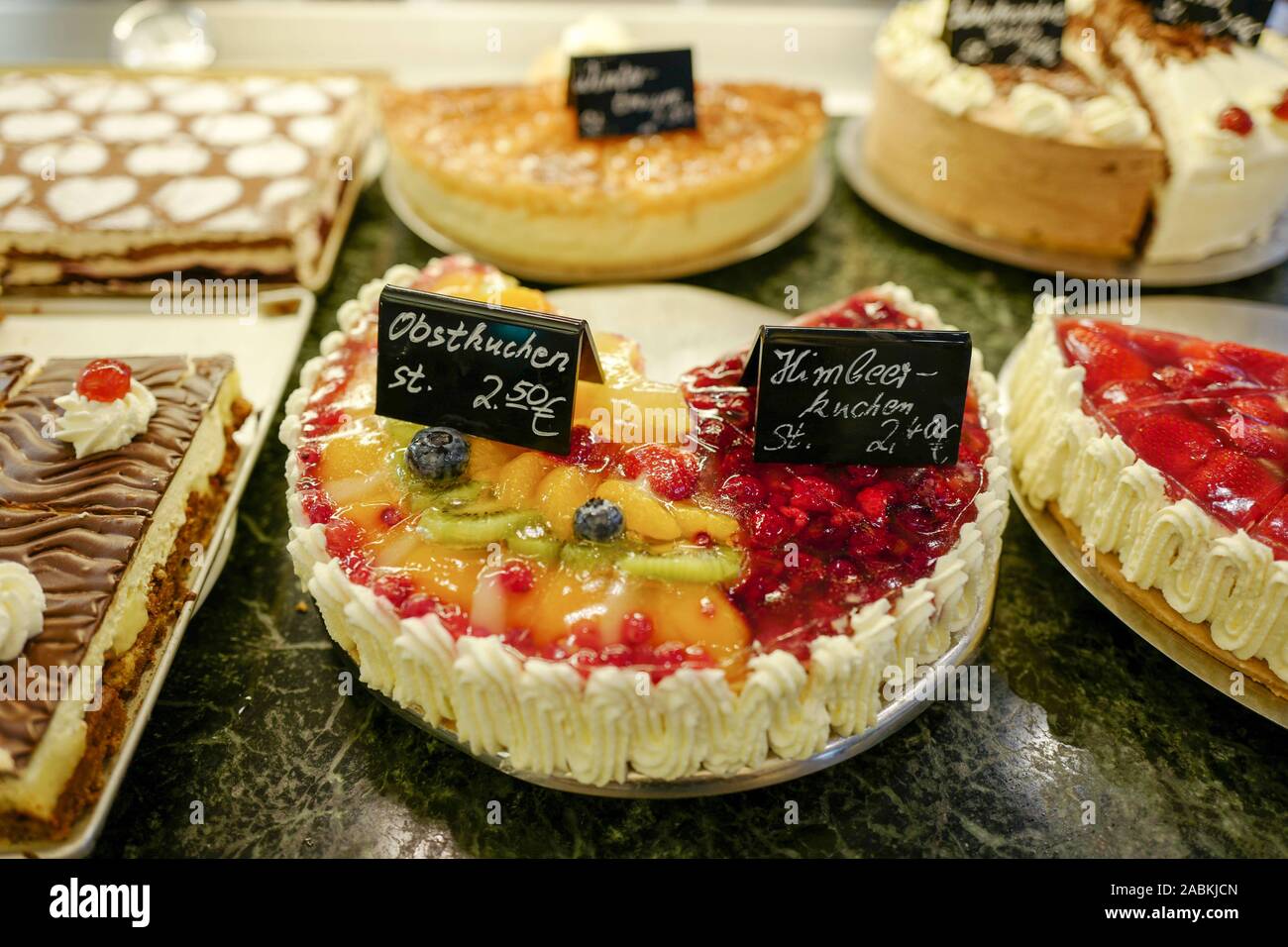 Une somptueuse sélection de gâteaux et chocolats à partir de l'Belstner Café dans la vieille ville de Landshut. [Traduction automatique] Banque D'Images