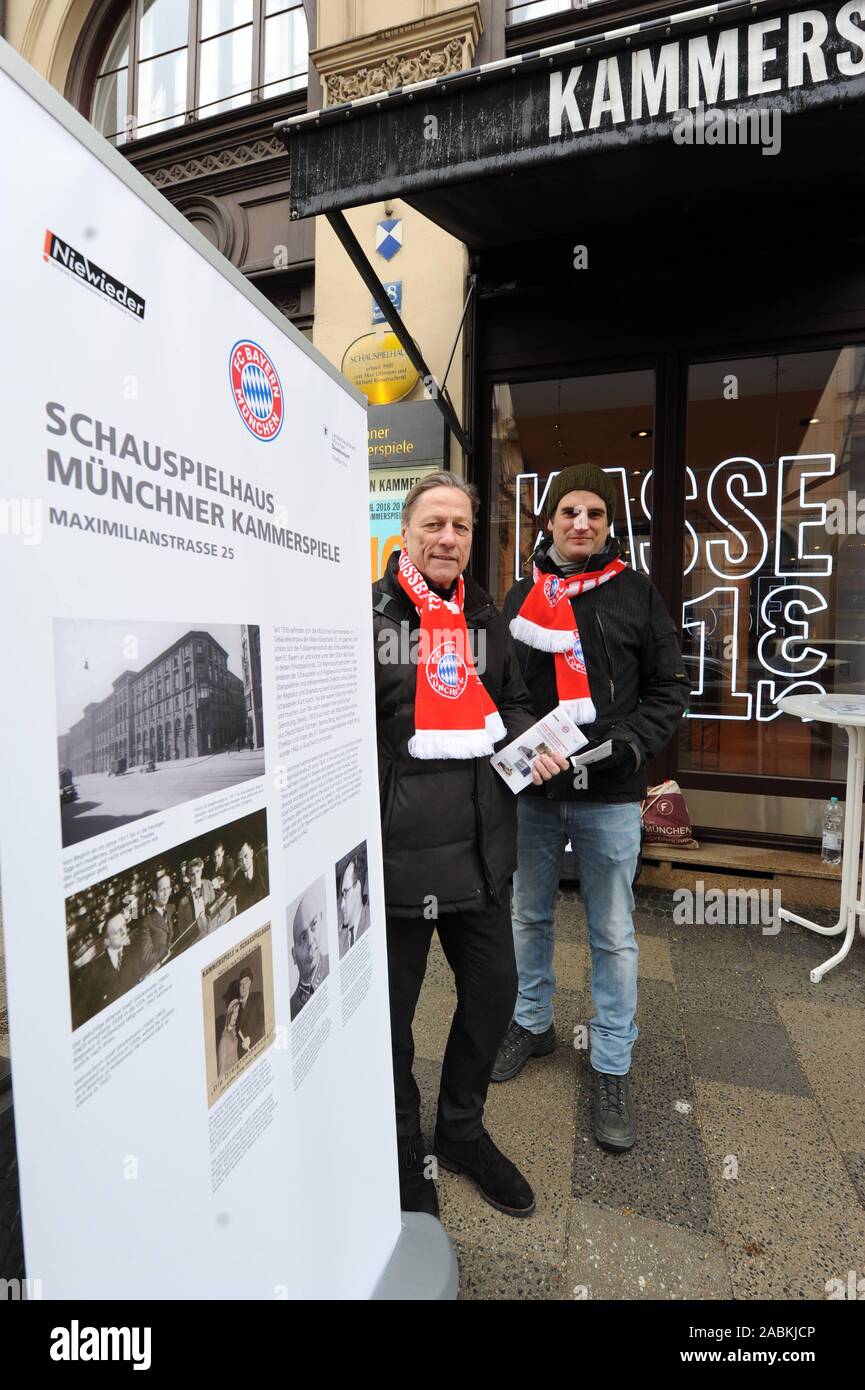 À l'occasion de la Journée commémorative de l'Holocauste devant le Kammerspiele de Munich, Michael Stephan à partir de la ville Archives et Fabian Raabe de FC Bayern Erlebniswelt commémorer ancien directeur Benno Bing, qui a été assassiné par les Nazis à Auschwitz en 1942. A partir de 1926, le théâtre a accueilli une équipe de football qui a été accueilli par le BCF, connu comme le Künstlernah. [Traduction automatique] Banque D'Images