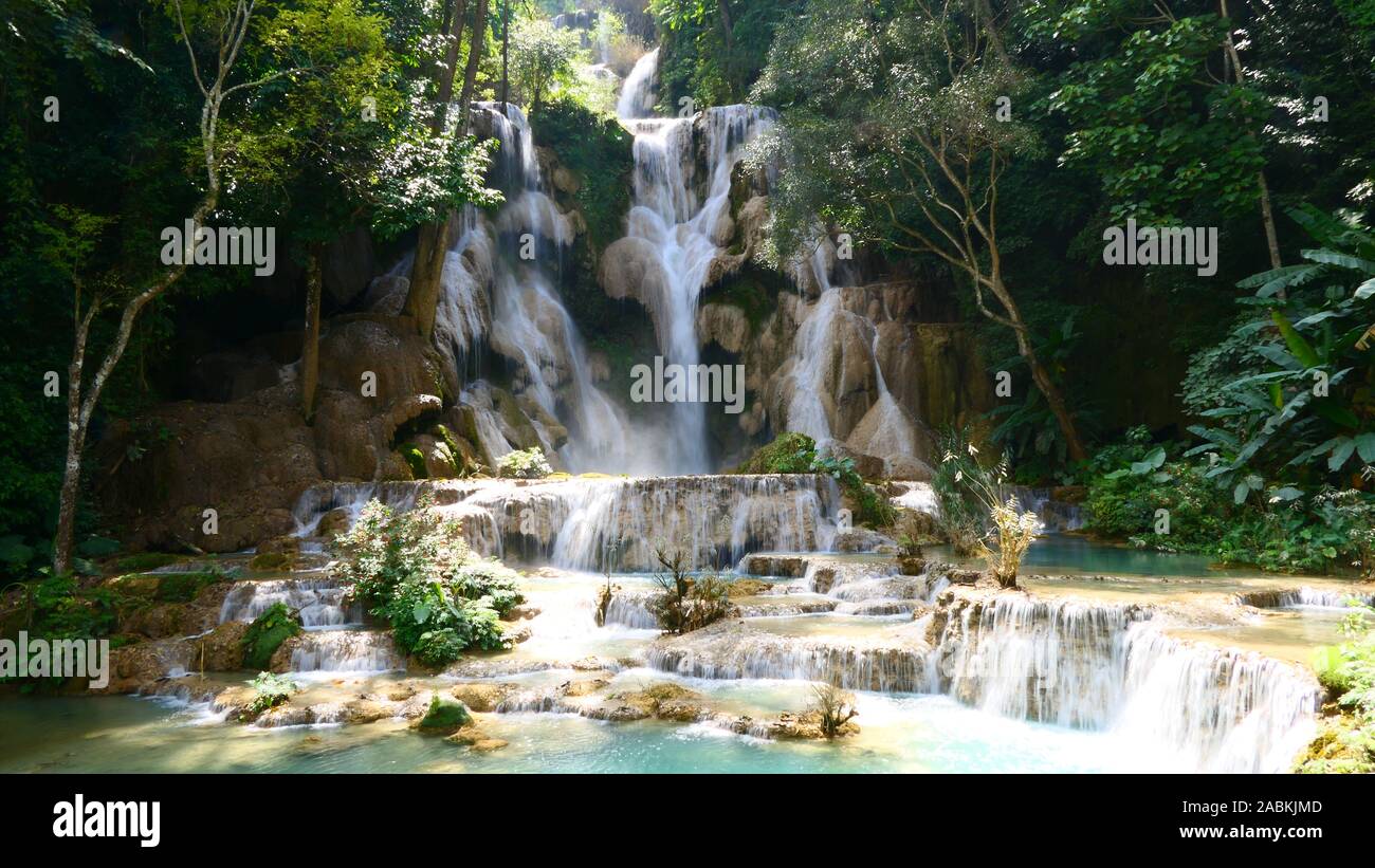 Une vue de la plus grande cascade dans le chutes de Kuang Si à Luang Prabang, Laos Banque D'Images