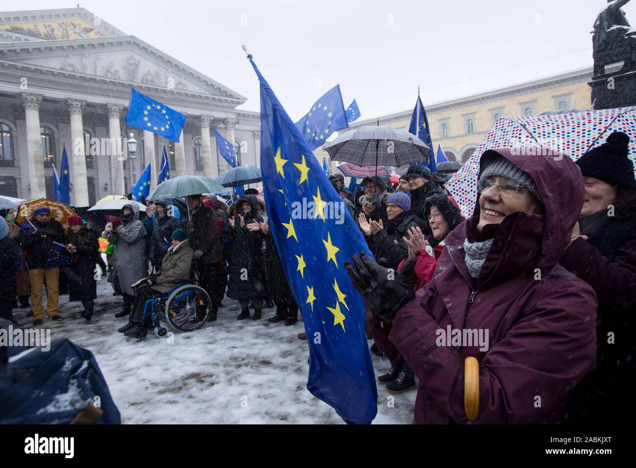 Démonstration de la pro-européenne mouvement citoyen "pouls de l'Europe" dans la tempête sur Munich's Max-Joseph-Platz. [Traduction automatique] Banque D'Images