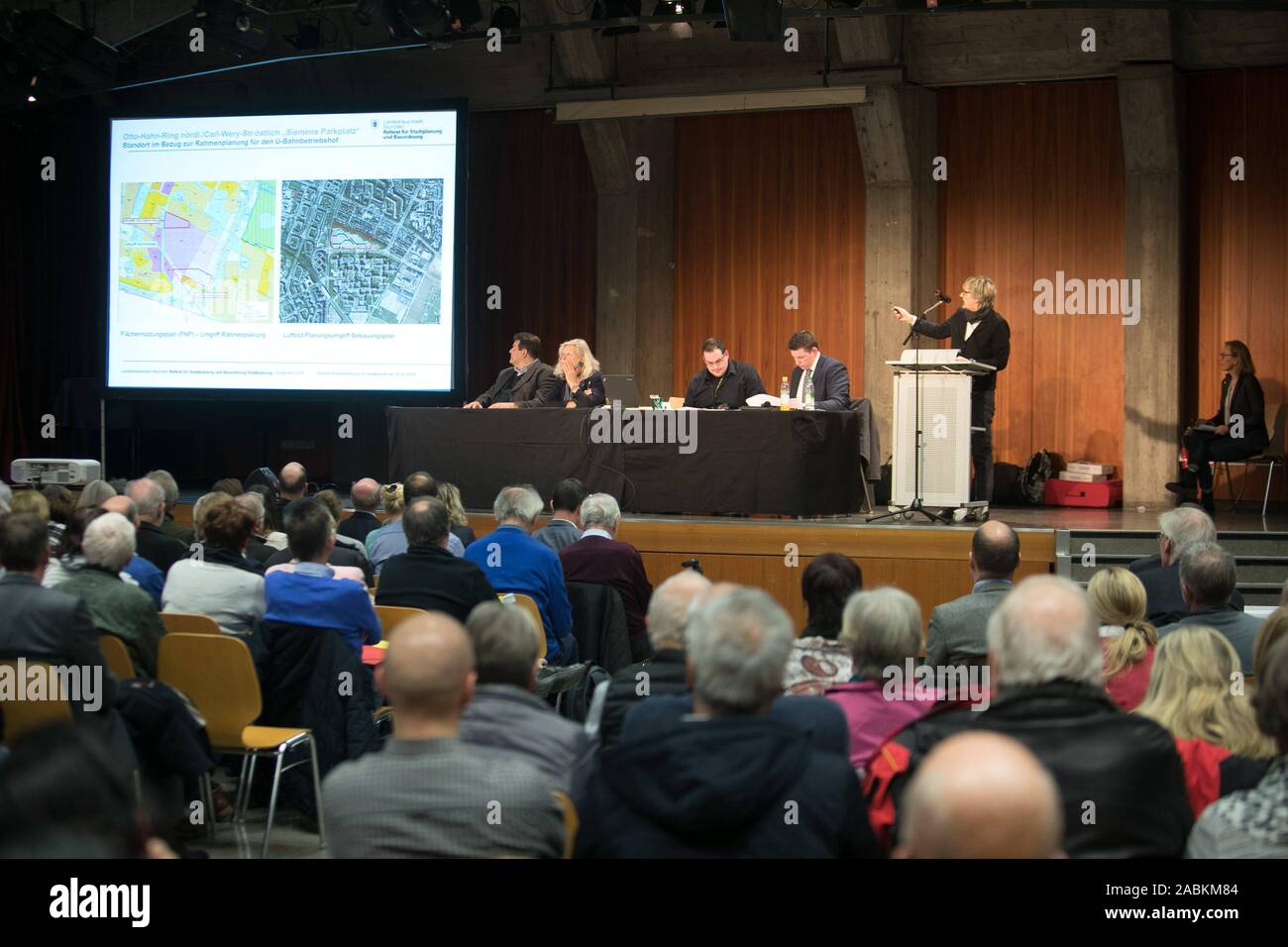 Réunion des résidents dans l'auditorium de l'école Quiddestraße centre pour le développement prévu du Siemensparkplatz au nord de l'Otto-Hahn-anneau. [Traduction automatique] Banque D'Images