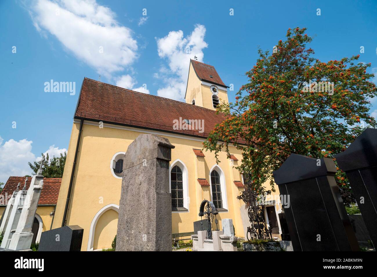 L'église paroissiale de la Nativité de la Vierge Marie à Höhenkirchen-Siegertsbrunn près de Munich. [Traduction automatique] Banque D'Images