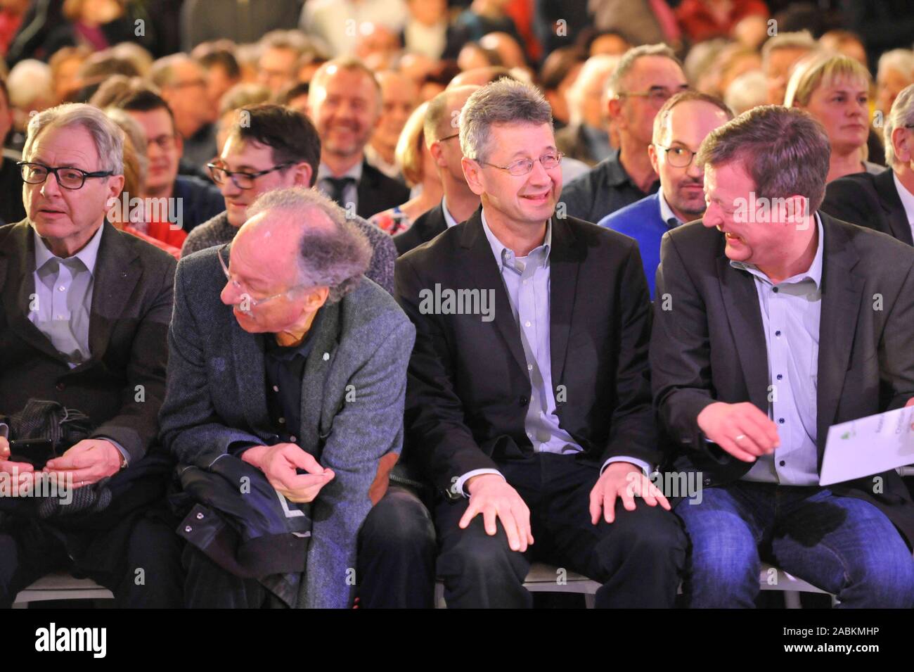 Marian Offman (CSU, conseiller municipal à gauche), Michael Piazolo (Ministre de l'éducation, les électeurs, 2e à partir de la droite) et Christian Hierneis (Membre du Parlement d'Etat, Bündnis 90/Die Grünen, droite) lors de la grande journée d'information de l'Alliance sur le Nordost SEM Nordost (développement urbain mesure) dans le nouveau théâtre usine à Munich. [Traduction automatique] Banque D'Images