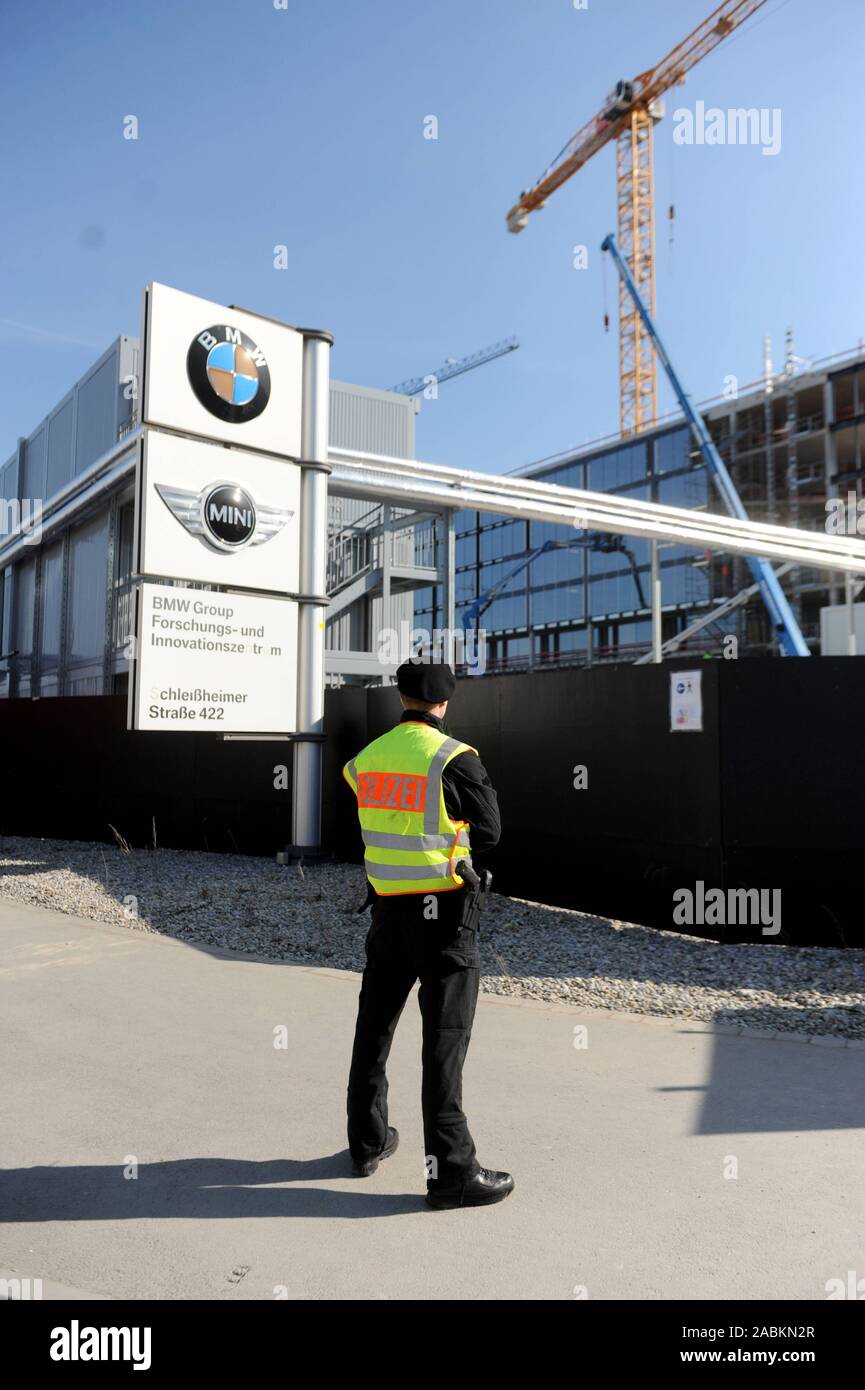 Raid de la police et des douanes sur le grand chantier de construction pour la BMW Centre de recherche et d'innovation (FIZ) Futurs entre Schleißheimer Straße et Knorrstrasse dans Milbertshofen. [Traduction automatique] Banque D'Images