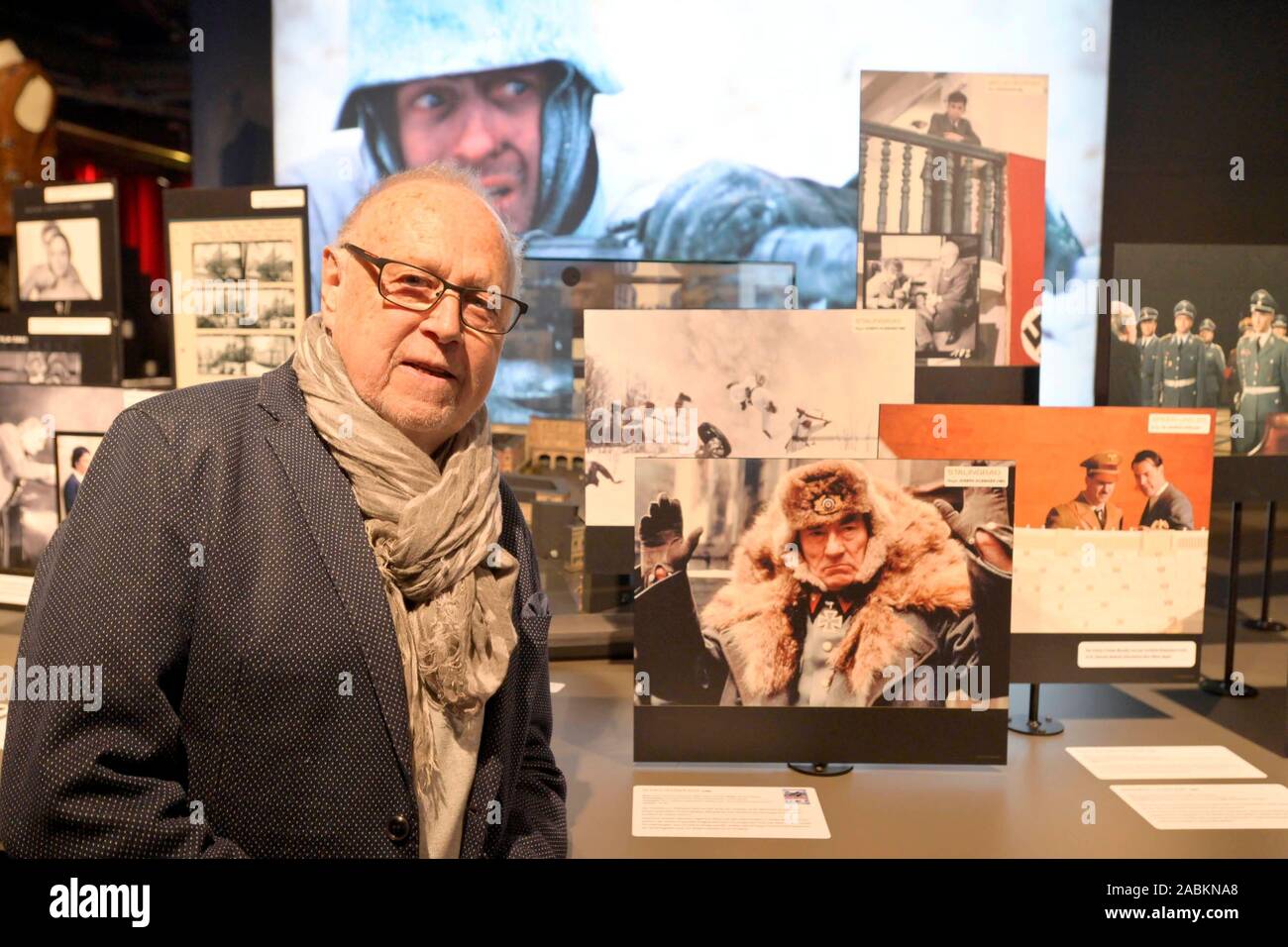 Joseph Vilsmaier cameraman et directeur à l'exposition "100 Jahre Bavaria Film" à Grünwald. À côté de lui une photo de son film 'Stalingrad'. [Traduction automatique] Banque D'Images