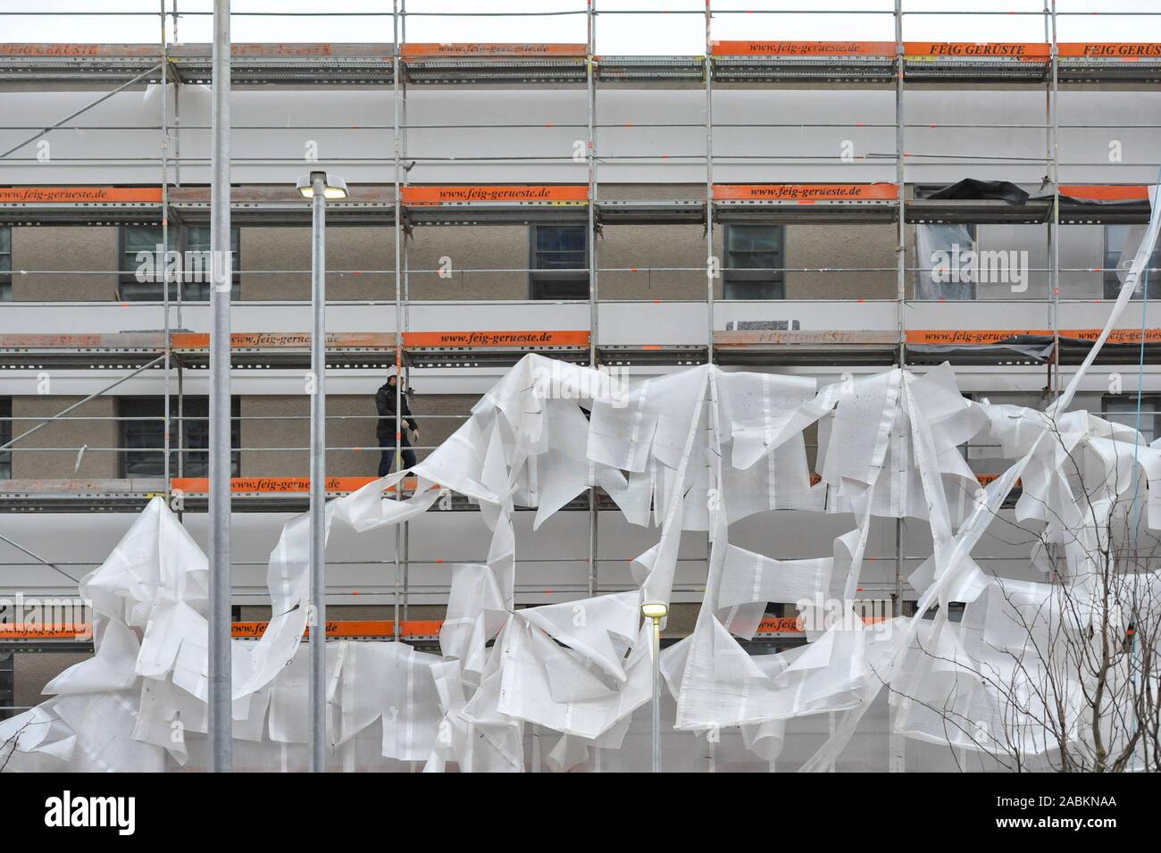 Munich prend des précautions contre la tempête 'faible' Bennett : sur un site de construction en Hermann-Weinhauser-Straße, des bâches en plastique sont supprimées de l'échafaudage afin que le vent ne peut pas les attraper. [Traduction automatique] Banque D'Images