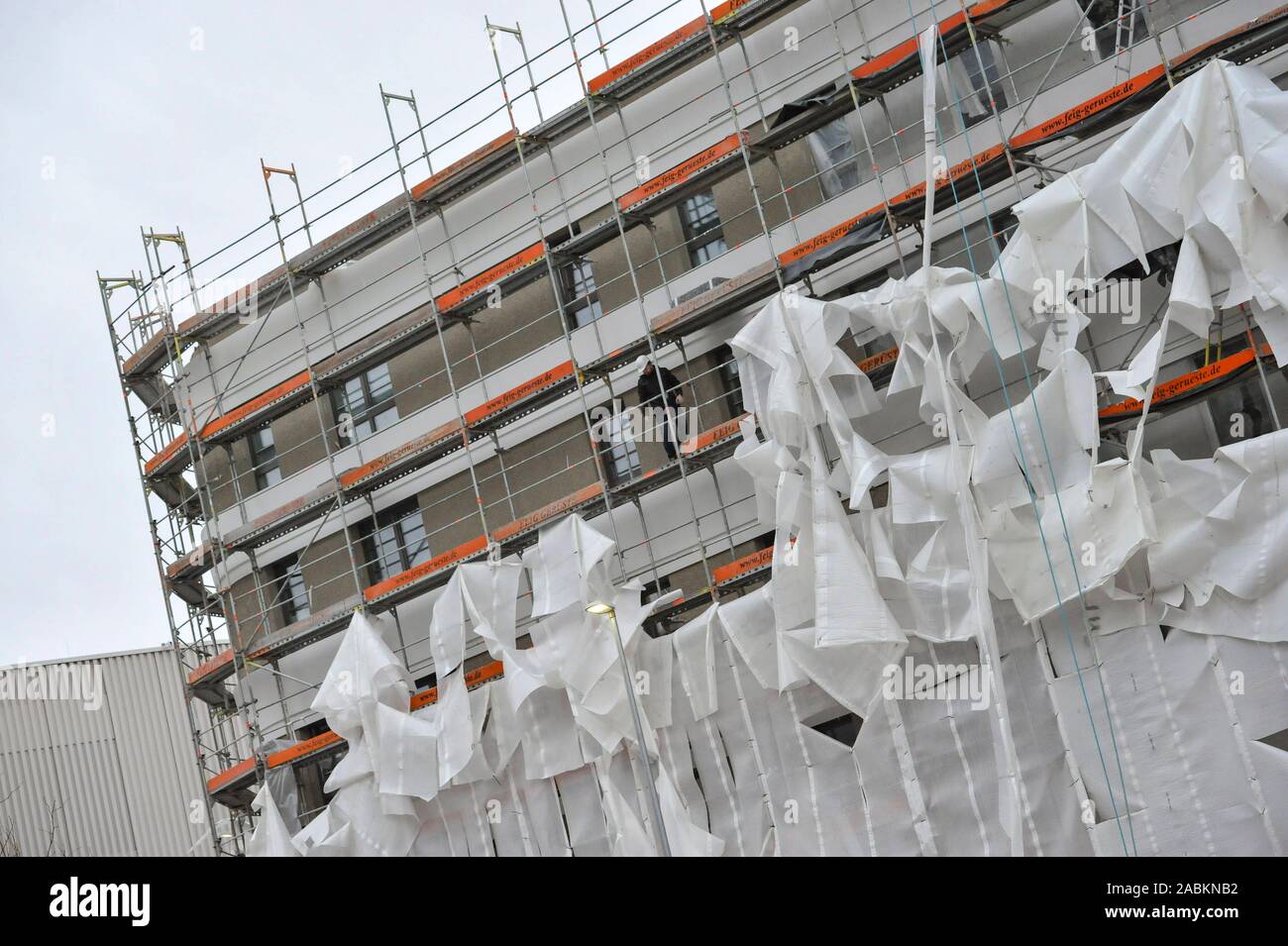 Munich prend des précautions contre la tempête 'faible' Bennett : sur un site de construction en Hermann-Weinhauser-Straße, des bâches en plastique sont supprimées de l'échafaudage afin que le vent ne peut pas les attraper. [Traduction automatique] Banque D'Images