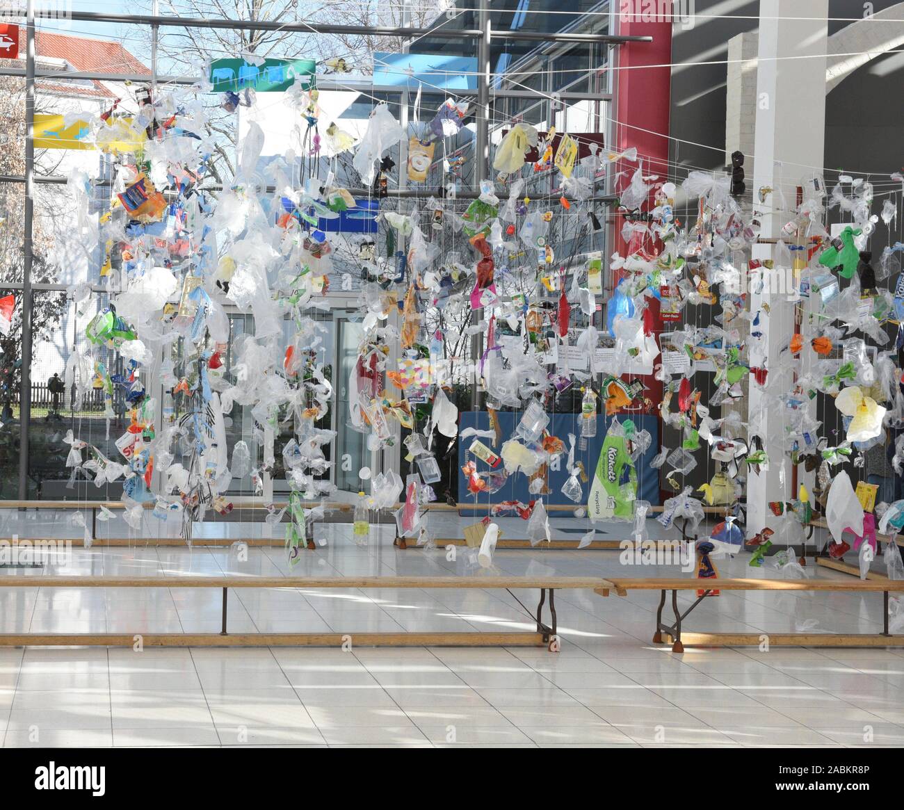 Avec une installation faite de déchets plastiques, le Franz-von-Assisi-Schule attire l'attention sur les détritus des océans. [Traduction automatique] Banque D'Images