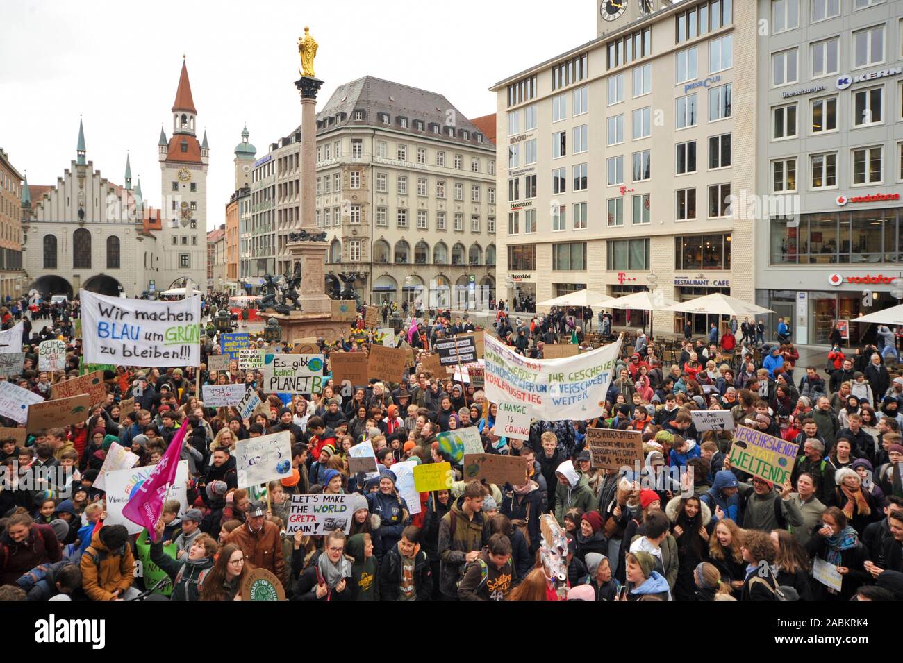 Une manifestation d'étudiants pour la protection du climat sur la Marienplatz à Munich. [Traduction automatique] Banque D'Images