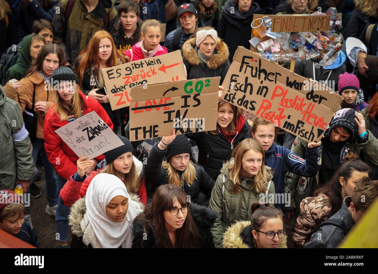 Une manifestation d'étudiants pour la protection du climat sur la Marienplatz à Munich. [Traduction automatique] Banque D'Images