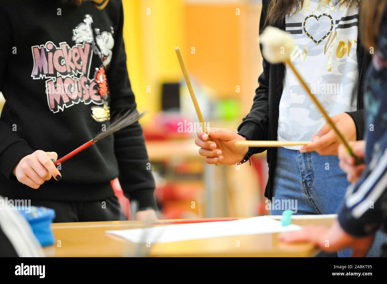 Conception sonore expérimental sur le calendrier dans l'école secondaire sur Wittelsbacherstraße. Le projet en KLANGRADAR les élèves apprennent à prêter attention aux sons et bruits et de les créer eux-mêmes sur différents instruments (ici : baguettes). [Traduction automatique] Banque D'Images