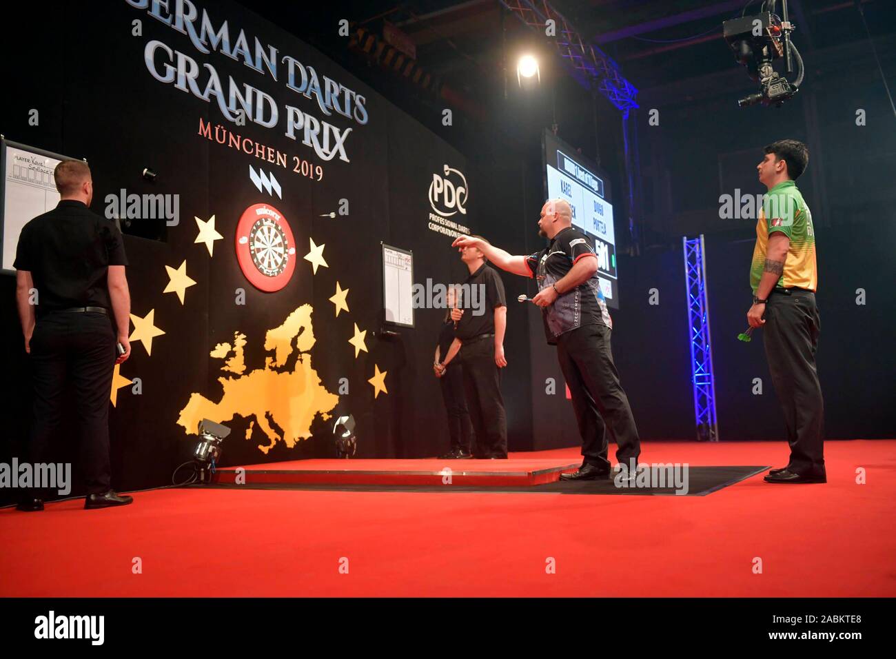 Karel Sedlacek et Diogo Portela (r.) au Grand Prix allemand fléchettes au  zénith à Munich. [Traduction automatique] Photo Stock - Alamy