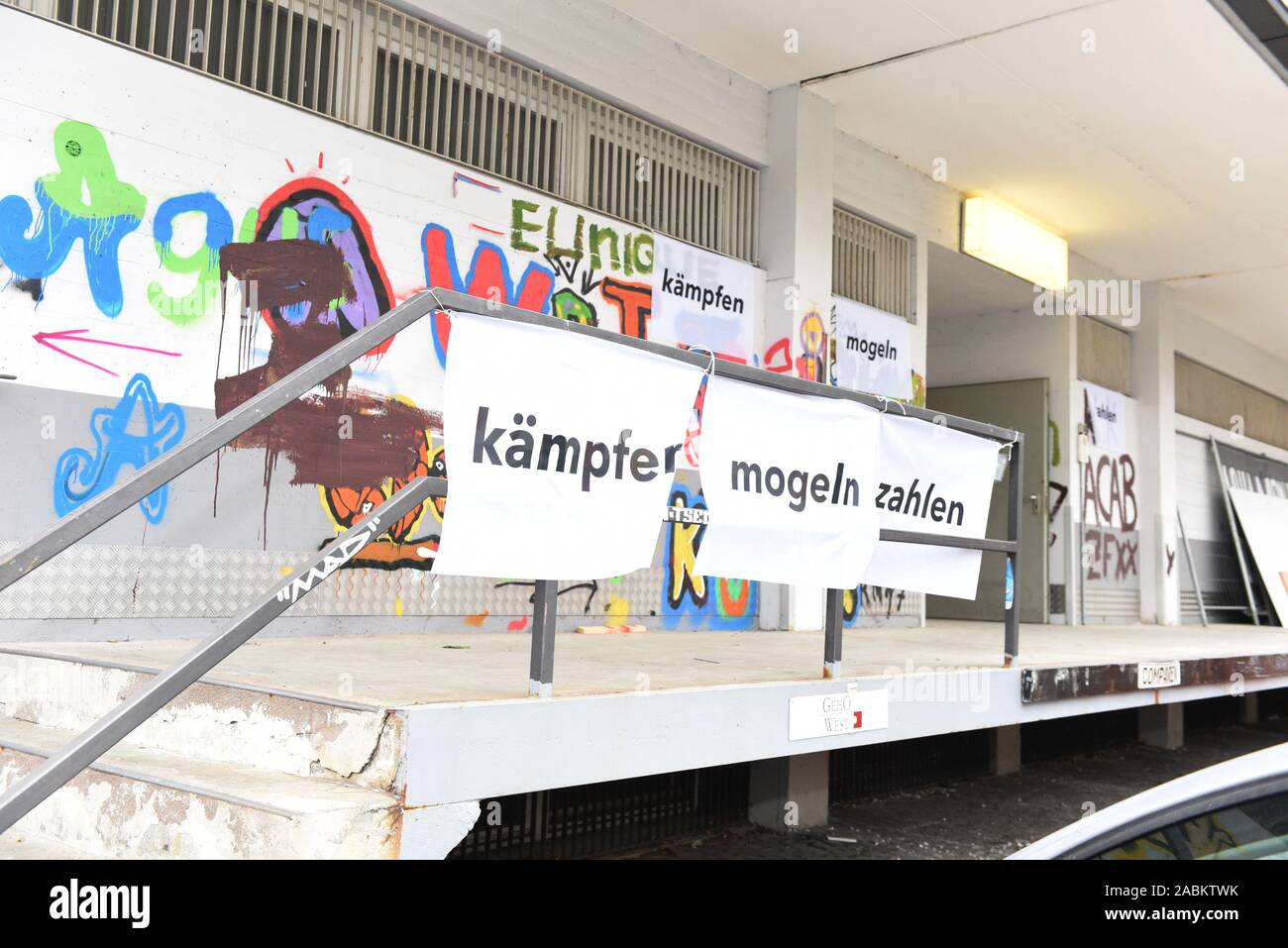 Dans l'art performance, la question se pose : "Comment vont-ils se comporter si les ciseaux entre les pauvres et les riches s'écarter encore plus loin ? Les membres du 'Service' poser cette question publiquement sur des affiches. Dans la photo il y a des posters accrochés sur une rampe. [Traduction automatique] Banque D'Images