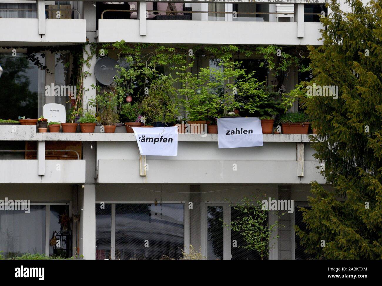 Dans l'art performance, la question se pose : "Comment vont-ils se comporter si les ciseaux entre les pauvres et les riches s'écarter encore plus loin ? Les membres du 'Service' poser cette question publiquement sur des affiches. Dans l'image, affiches accrocher sur un balcon. [Traduction automatique] Banque D'Images