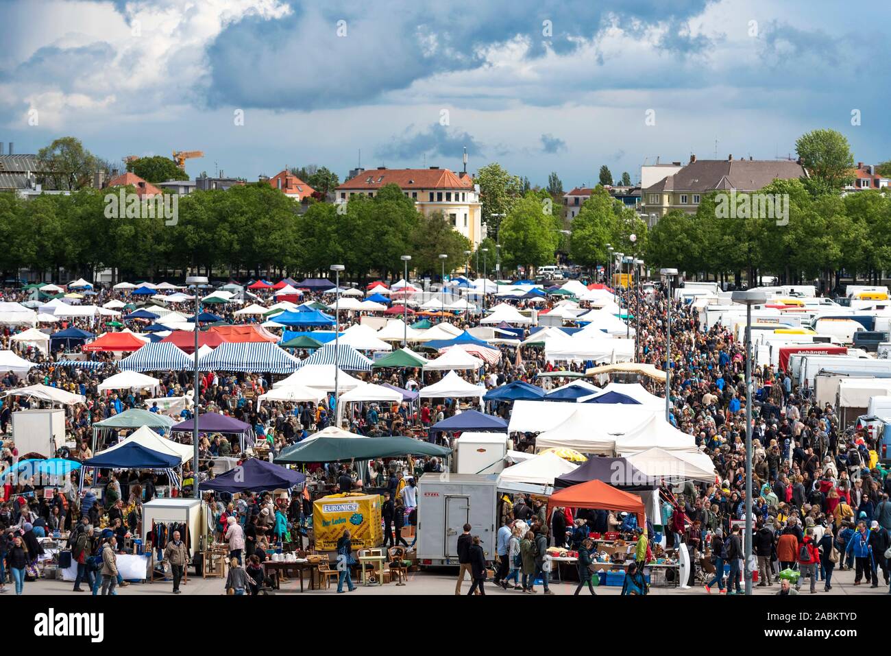 Un aperçu photo montre le marché aux puces le Samedi, 27 avril 2019 sur la Theresienwiese à Munich (Haute-Bavière). [Traduction automatique] Banque D'Images